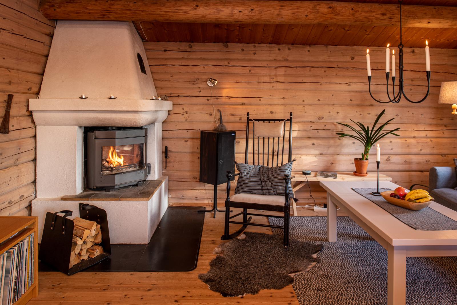 Värmande brasa i allrummet