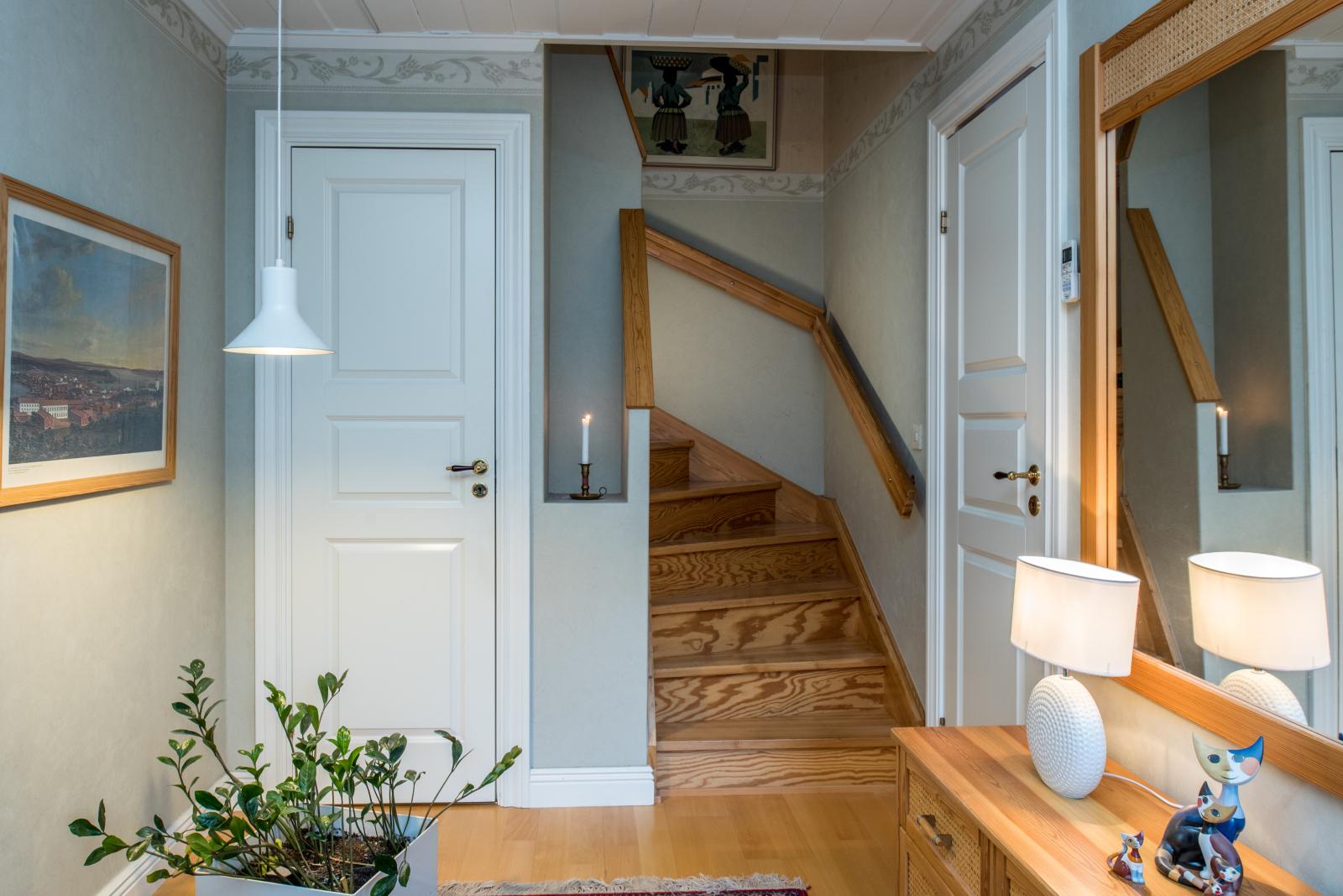 Hall, trappa till det övre planet