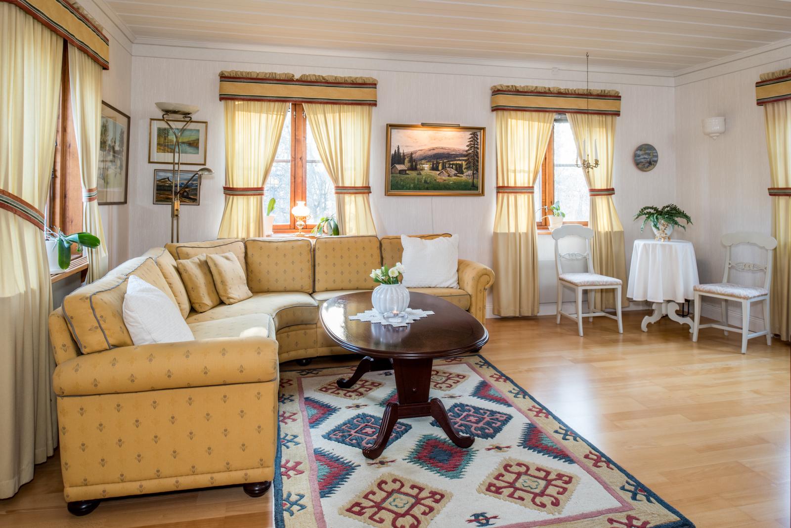 Allrum med utgång till uteplats