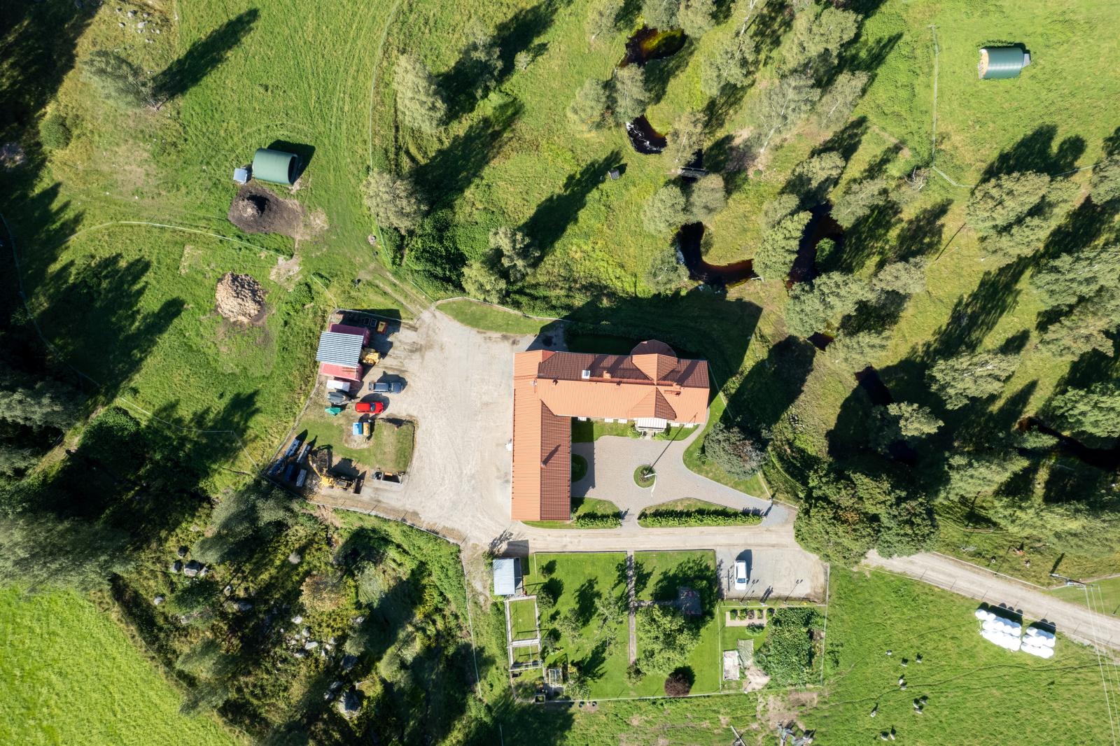 Flygbild över fastigheten