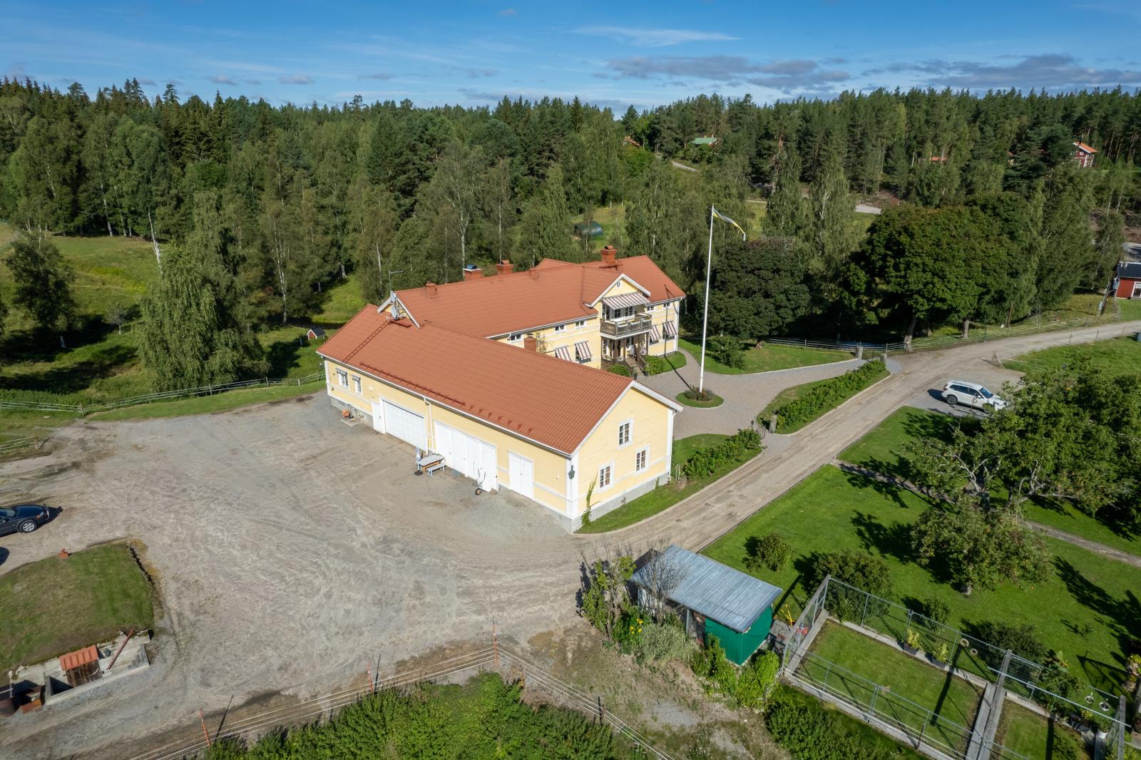 Flygbild över fastigheten