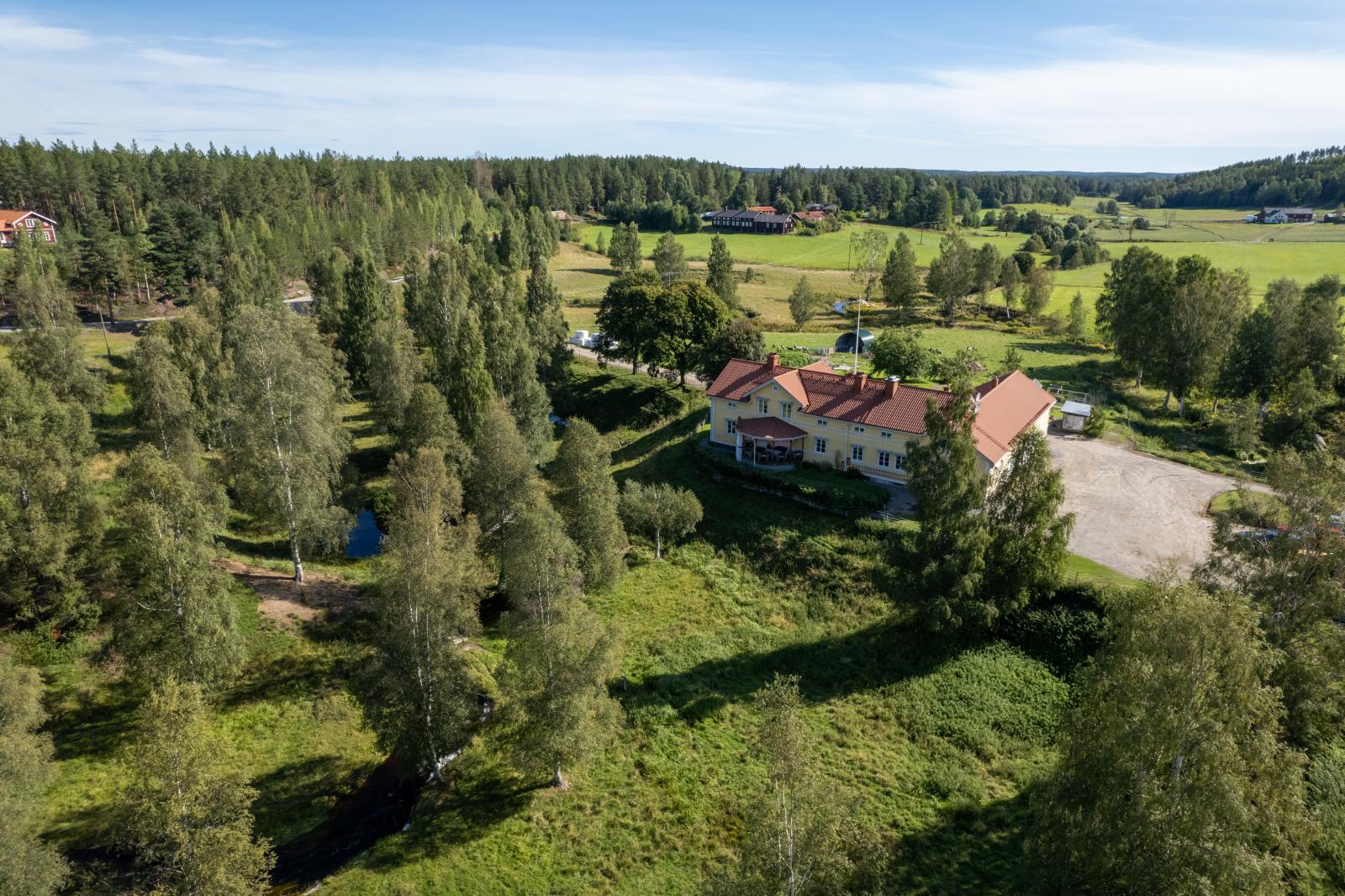 Flygbild över fastigheten