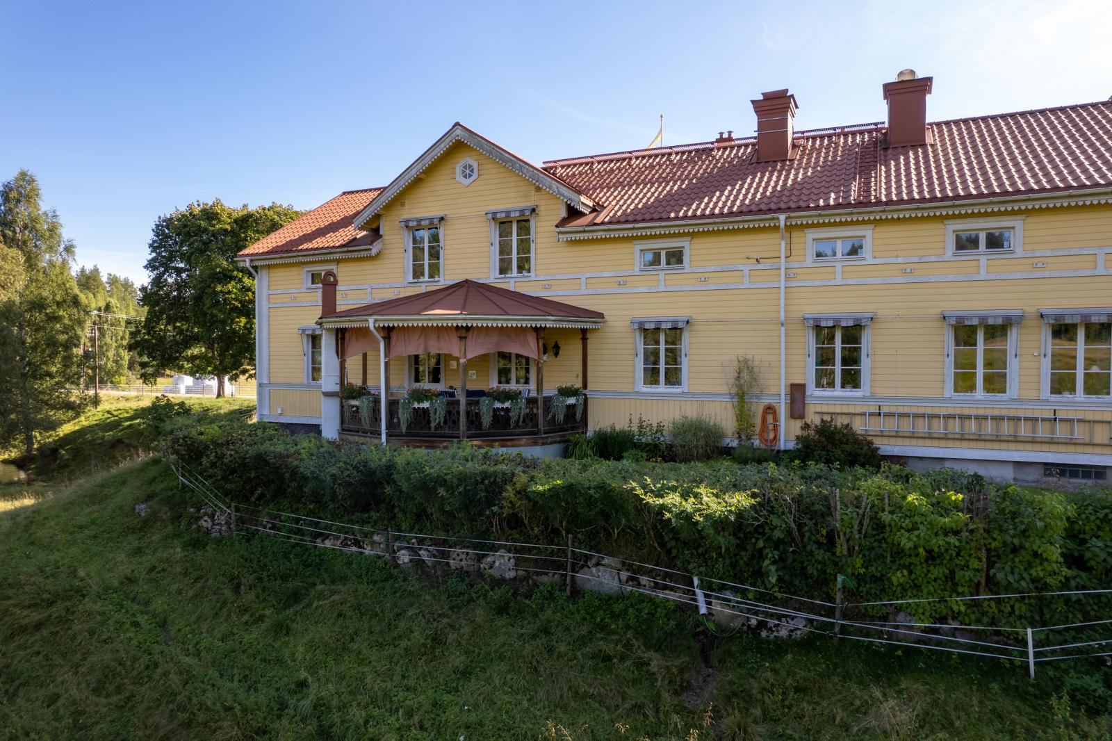 Vy mot bostadshuset / altanen