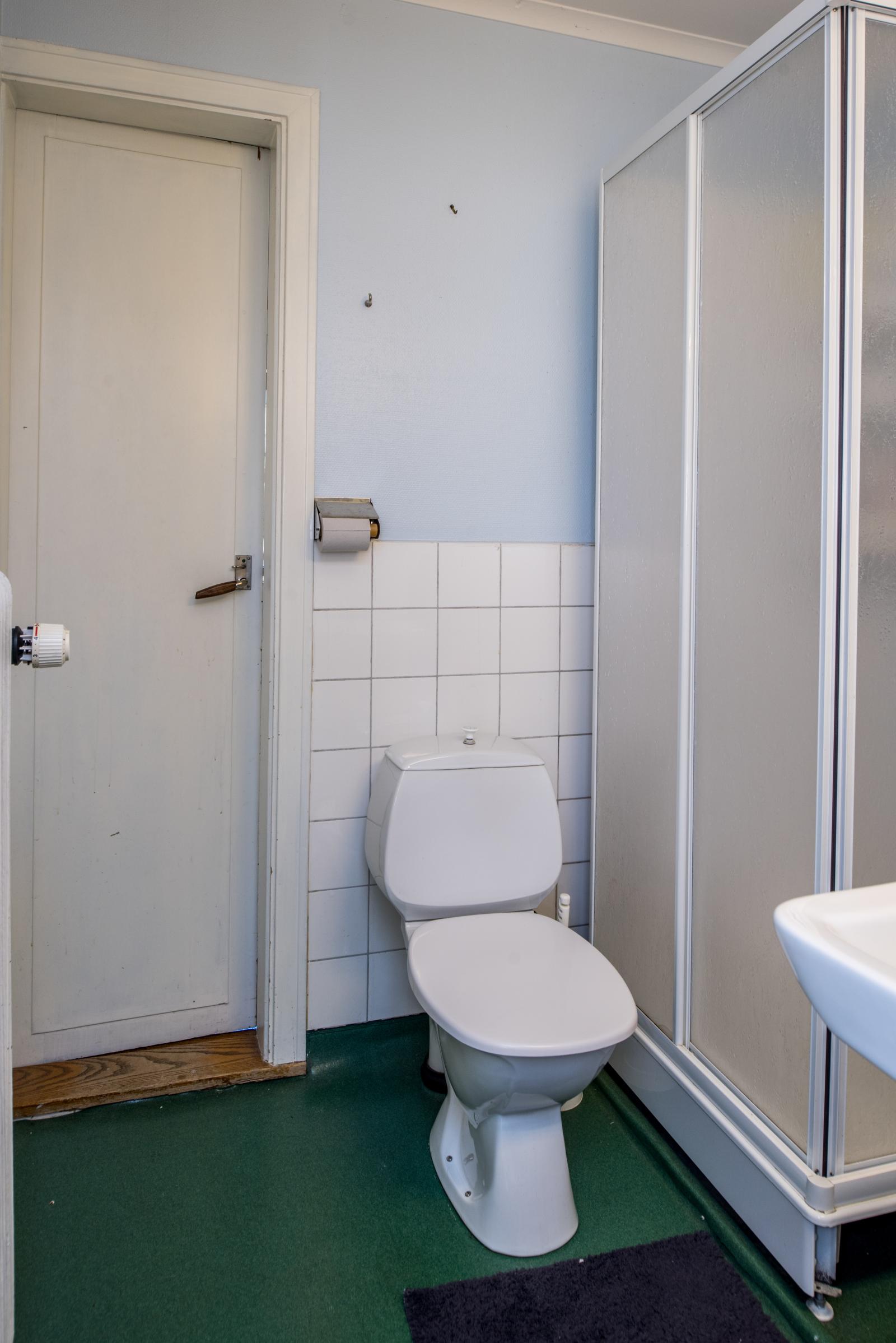 WC med duschkabin i äldre lägenhet
