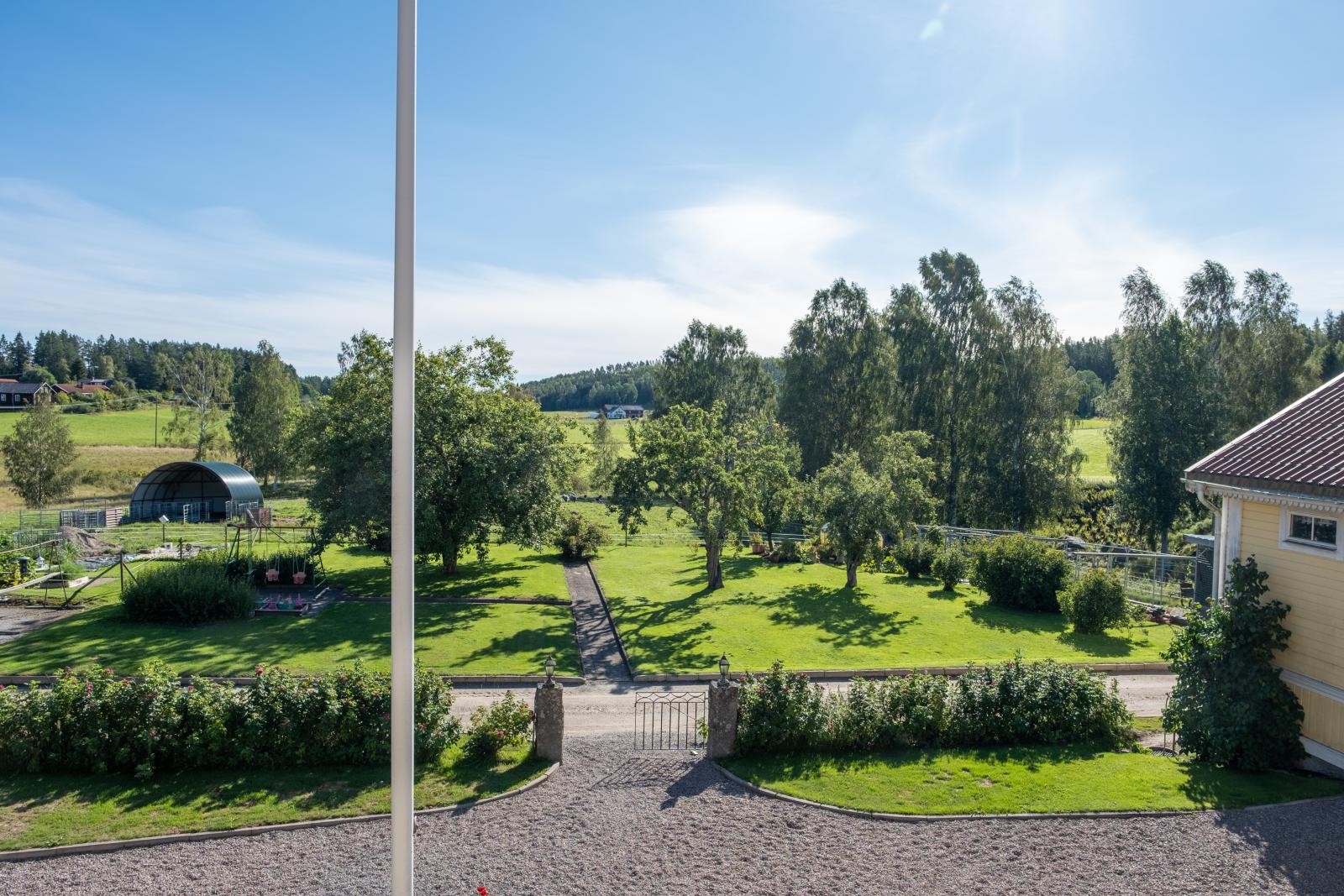 Utsikt från bostadshuset mot trädgården
