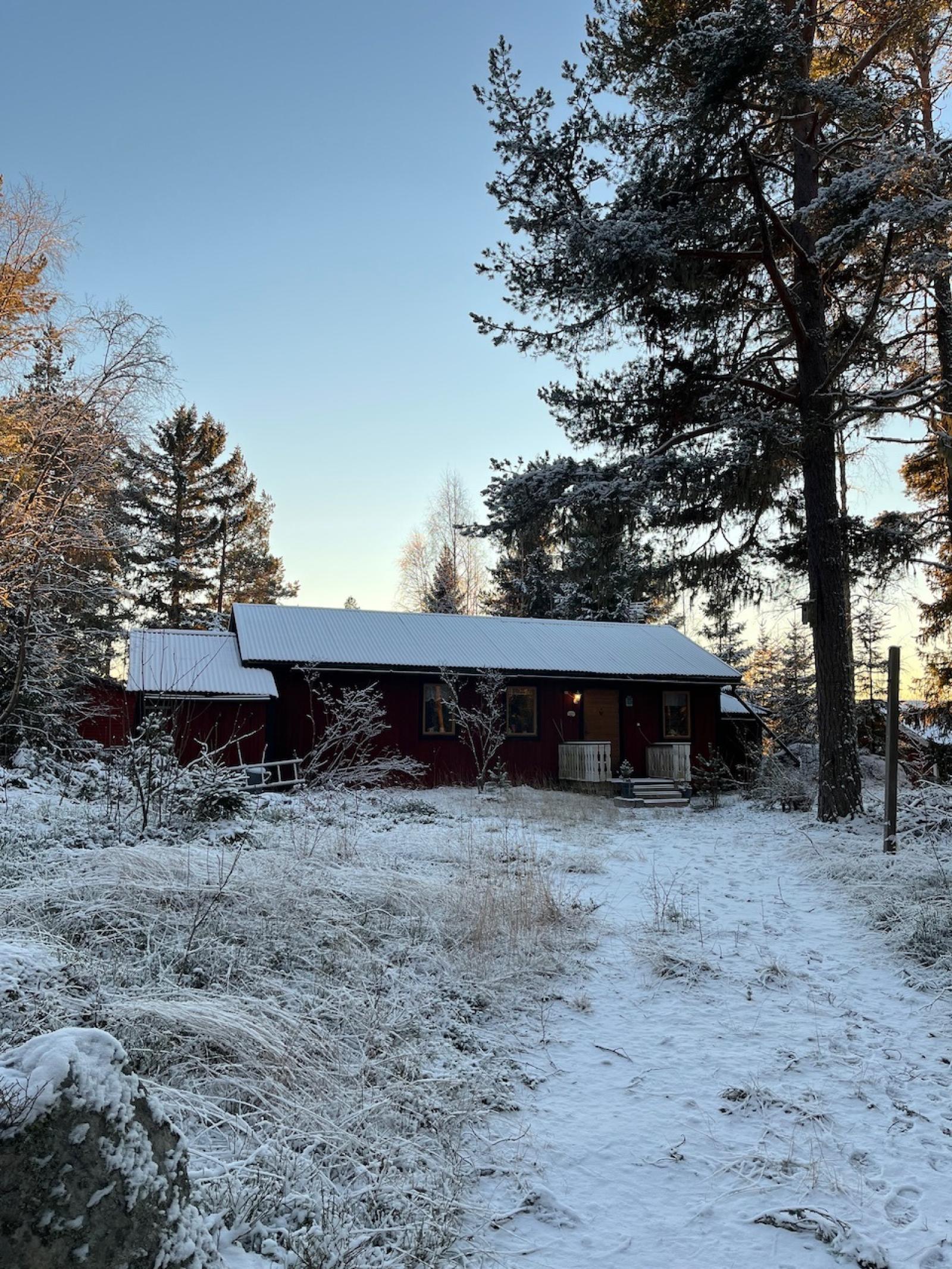 Stugan i snö