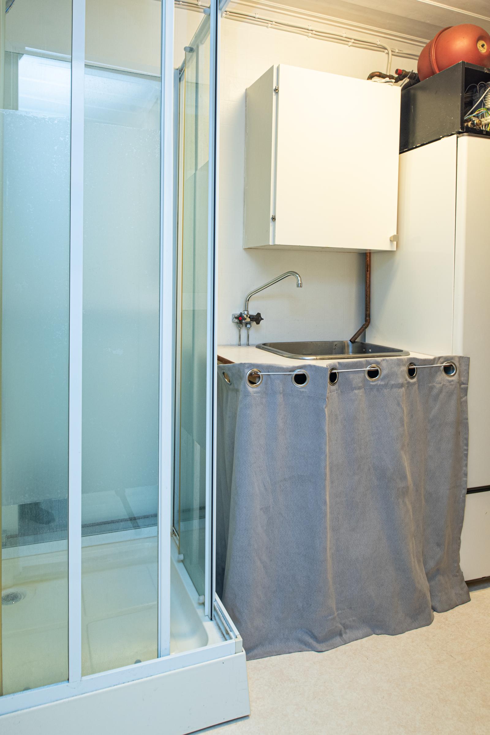 Duschrum med passage till utbyggnaden (har fått ny duschkabin efter fotograferingen)