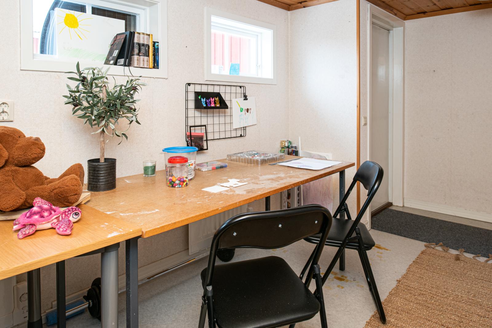 Hobbyrum/förråd med egen utgång till trädgården