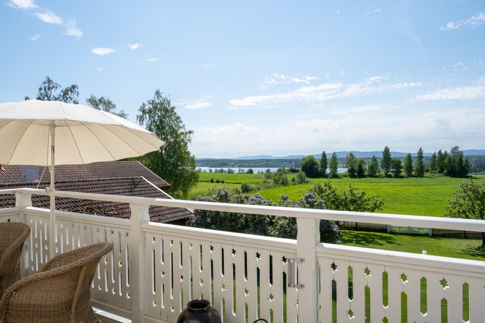 Utsikt från verandan på huvudbyggnaden