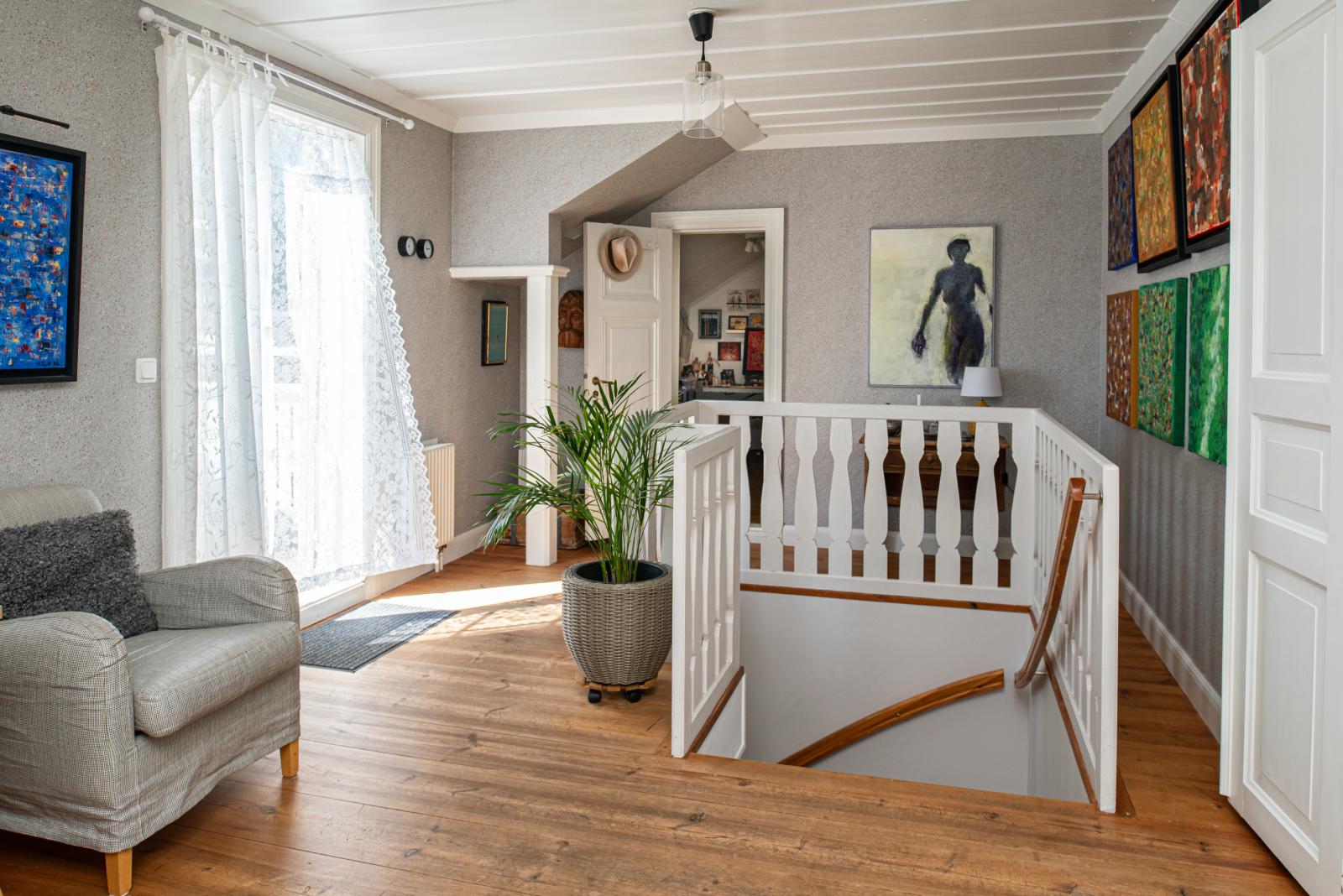 Möblerbar hall med utgång till veranda