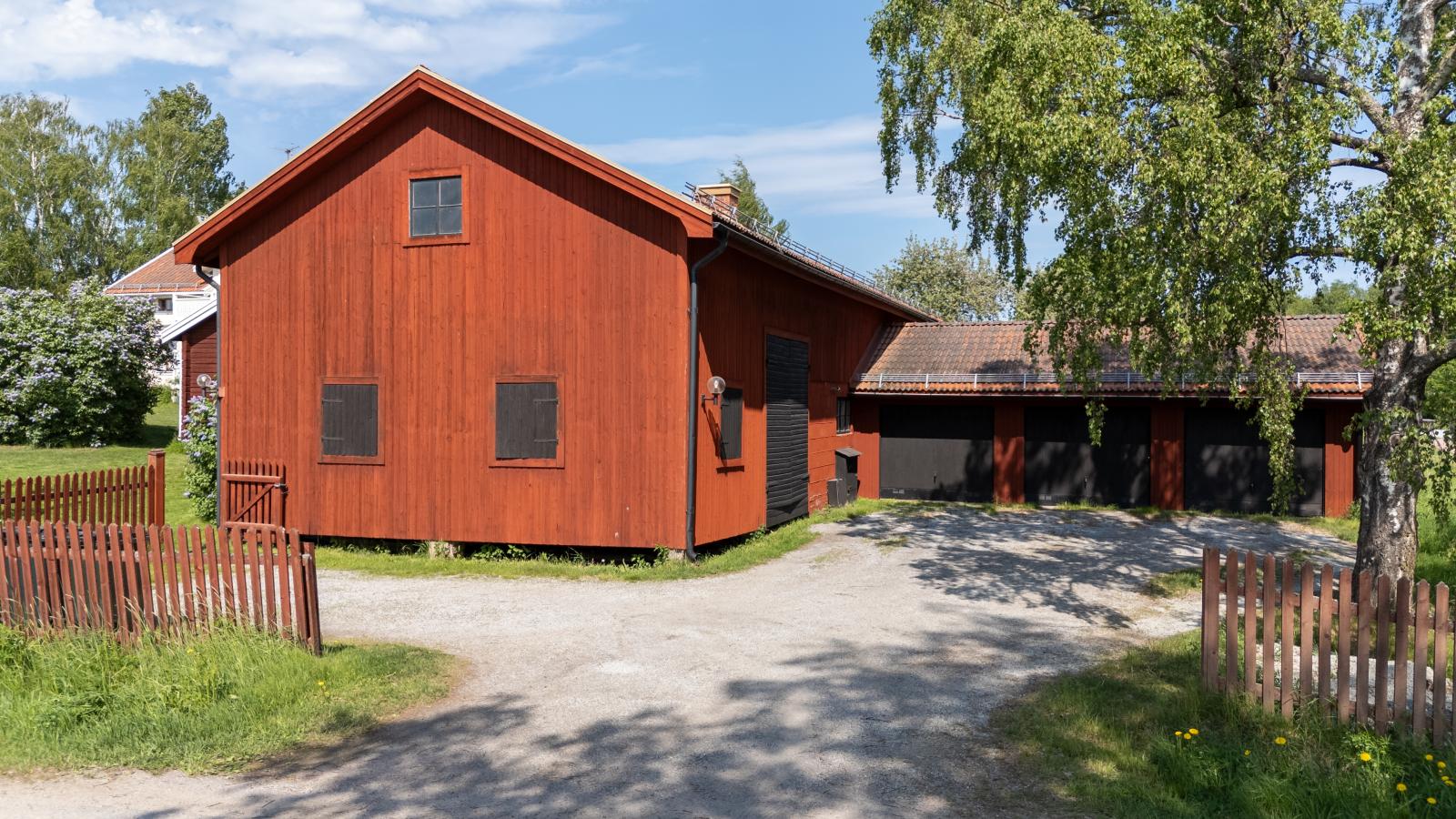 Garage och loge/förråd