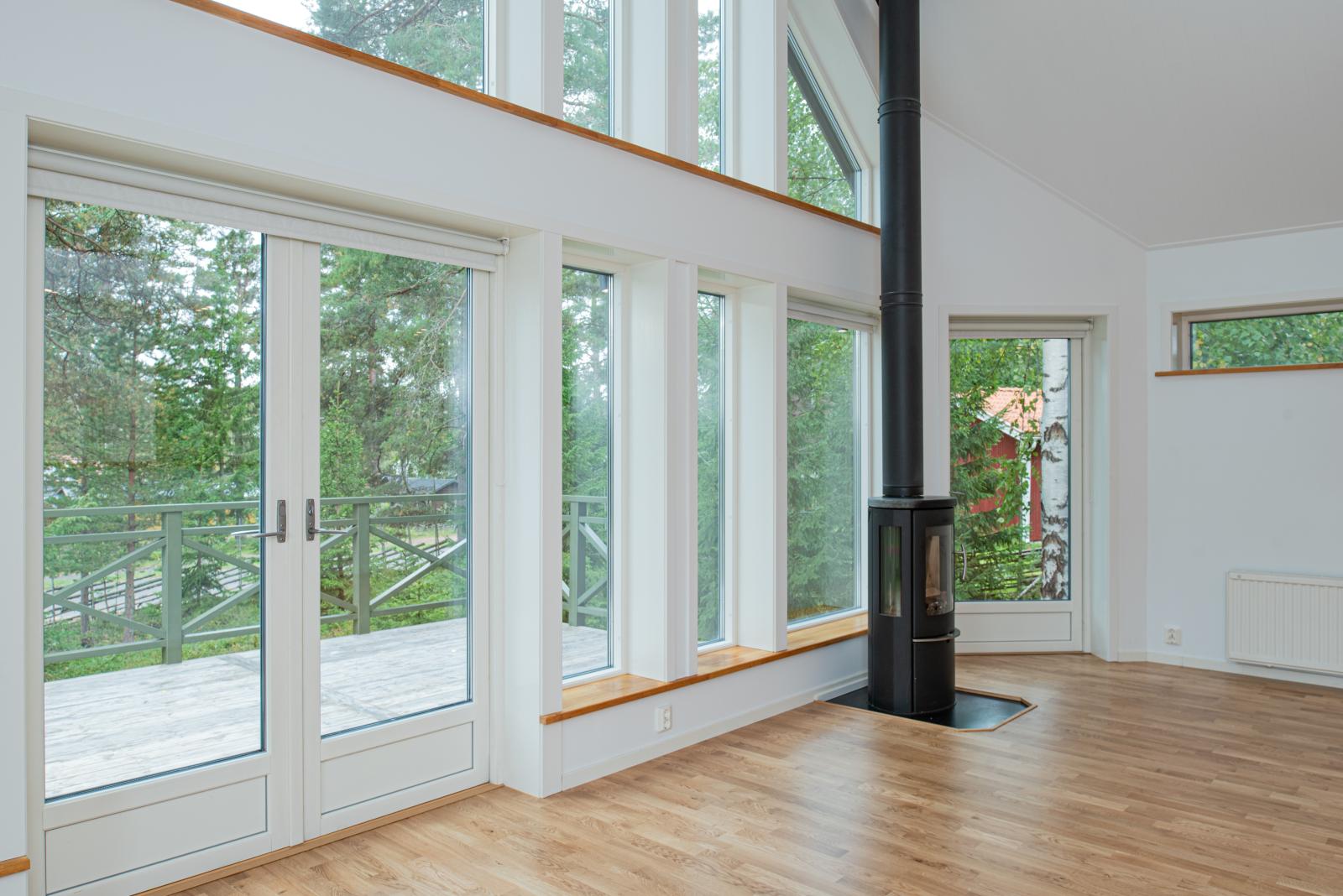 Vardagsrum med utgång till balkong 