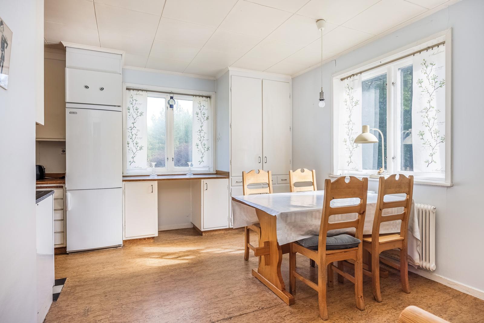 Köket med den ljusa matplatsen vid fönstret