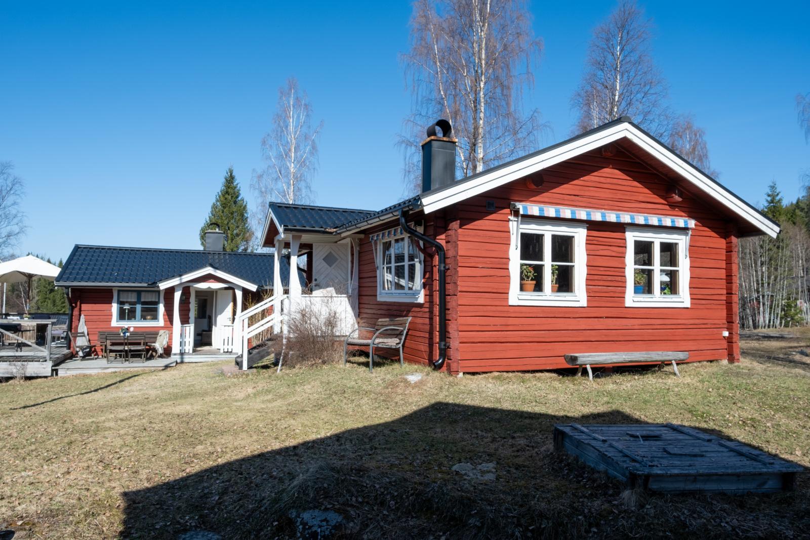 Stuga 1 i förgrunden med stuga 2 i bakgrunden