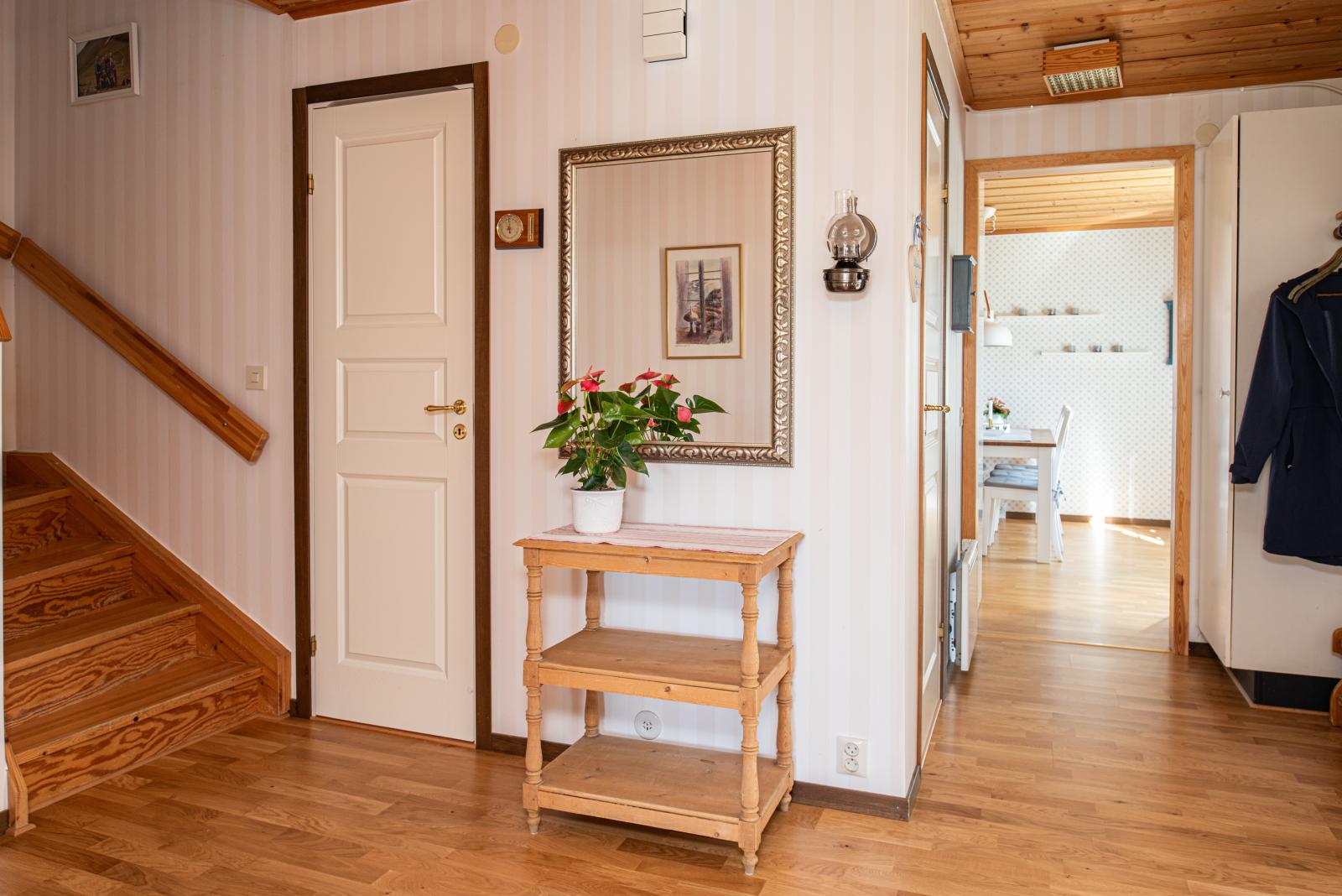 Från entré mot kök