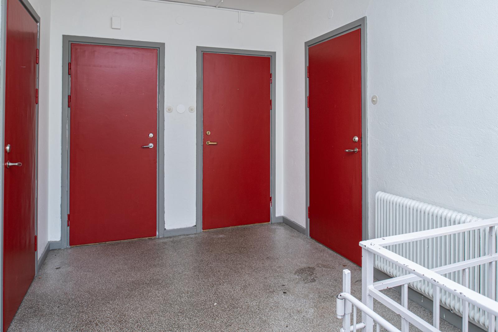 Entrédörrar till lägenheterna på övre plan