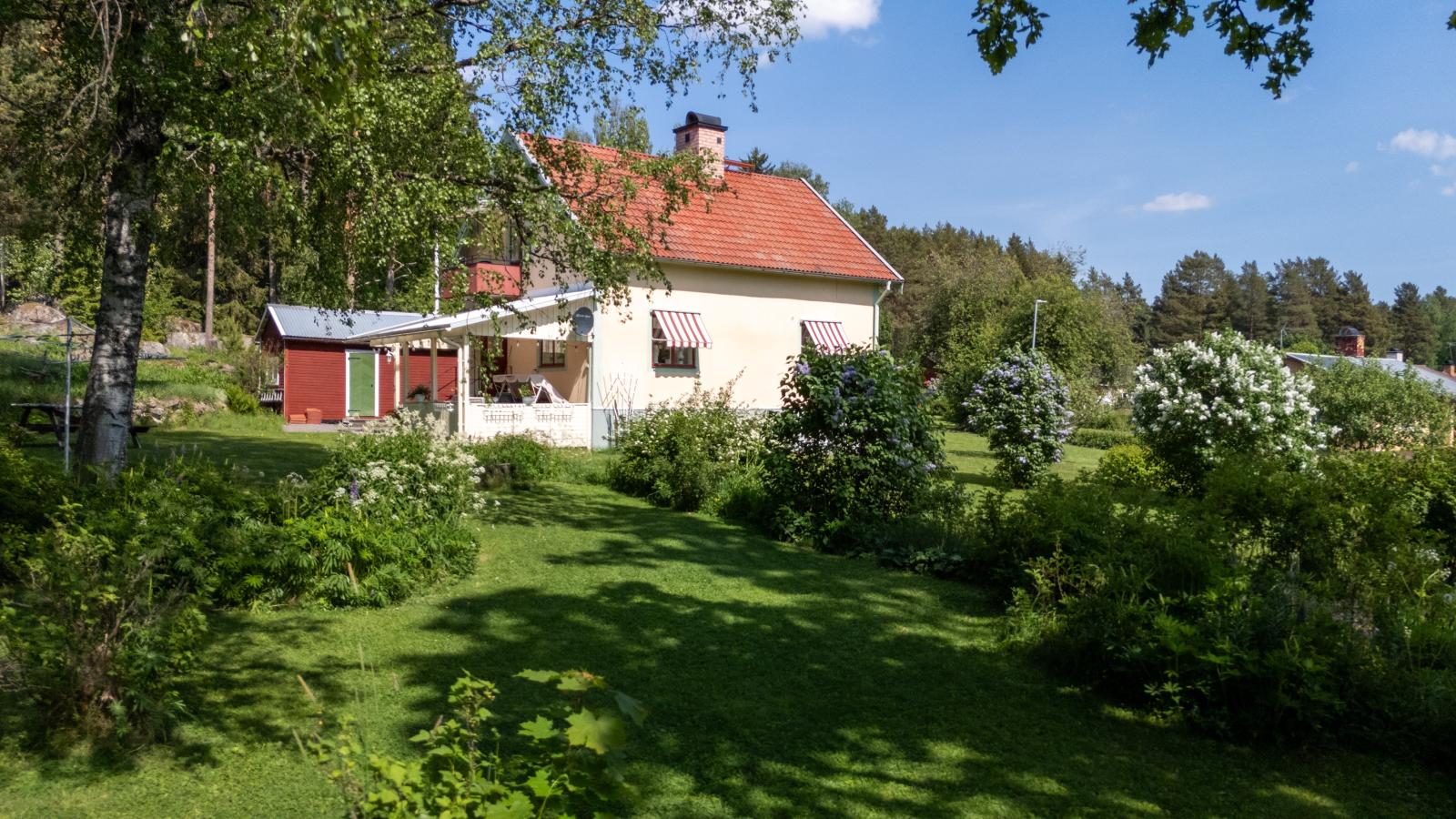 Blomstrande trädgård