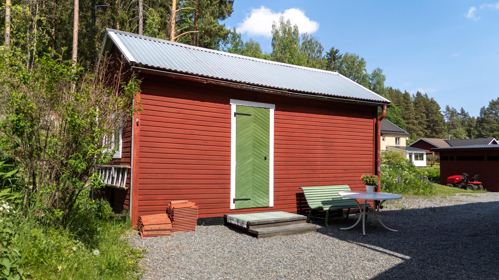 Friggebod med förråd och inrett rum