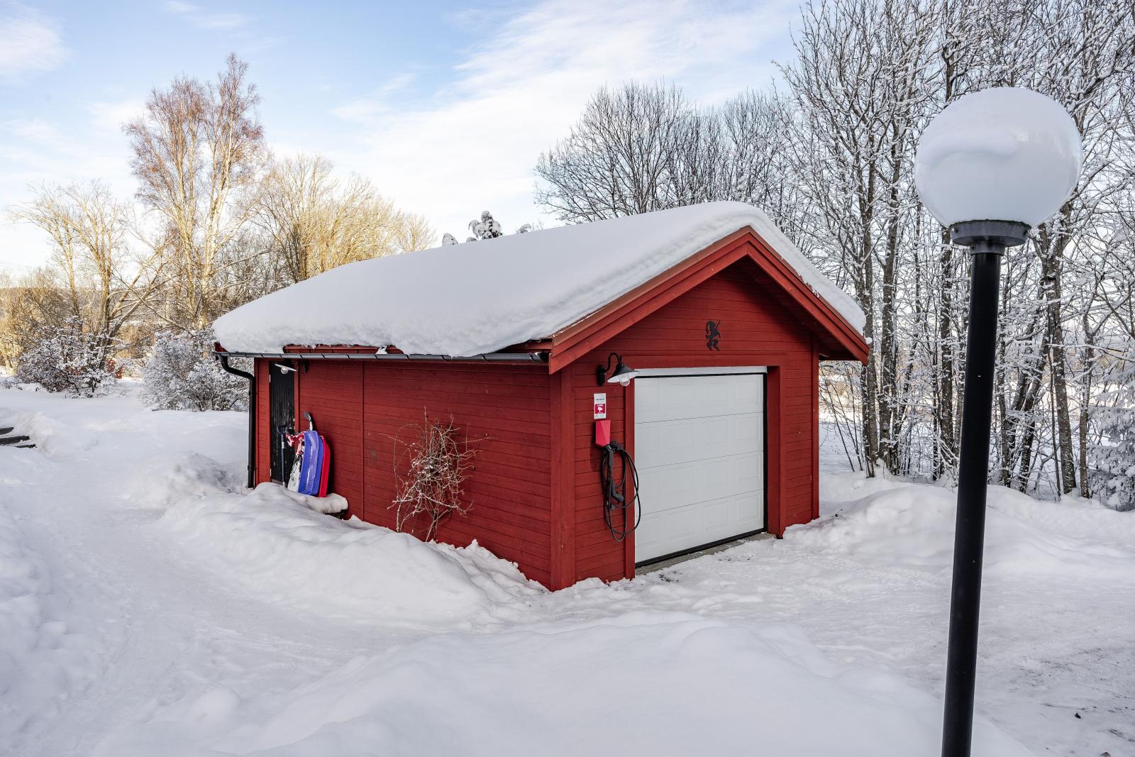 Garage med elport och elladdbox
