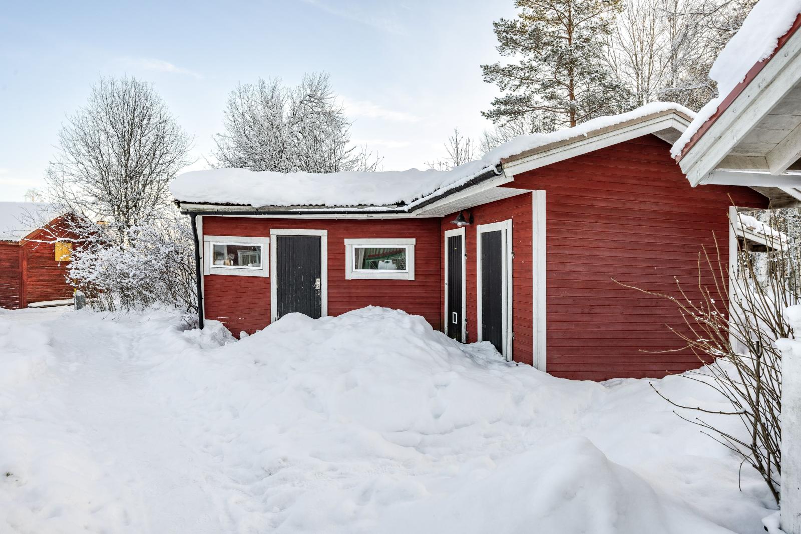 Förråd och bastubyggnad