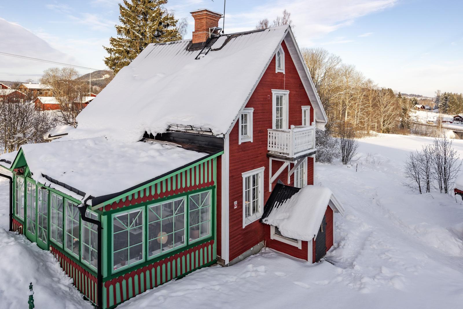 Bostadhuset har en vacker glasveranda