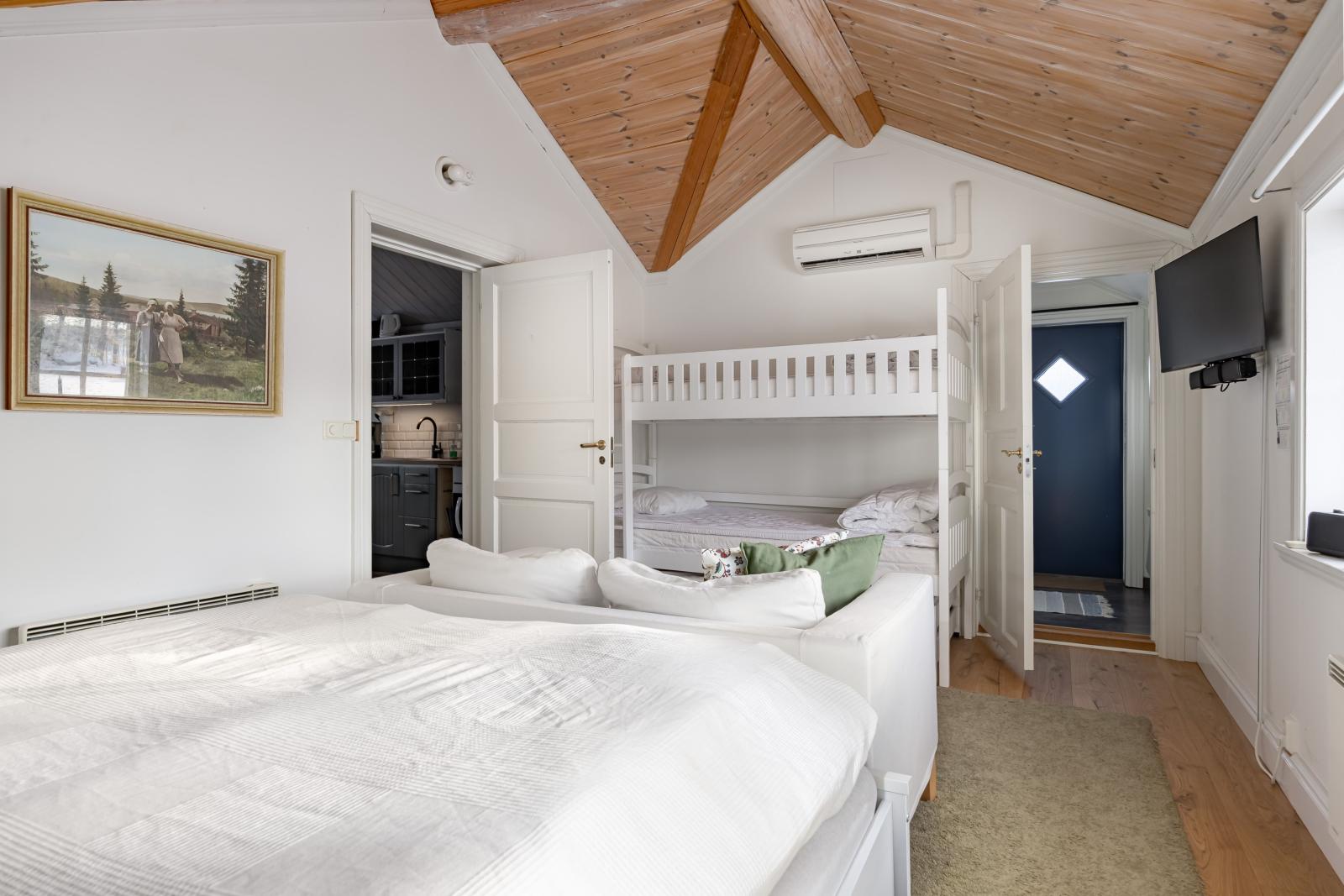 Gästhus - sovrum med flera bäddar