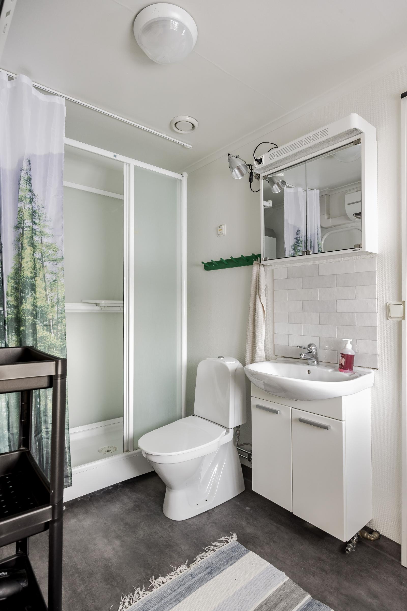 Gästhus - badrum med dusch