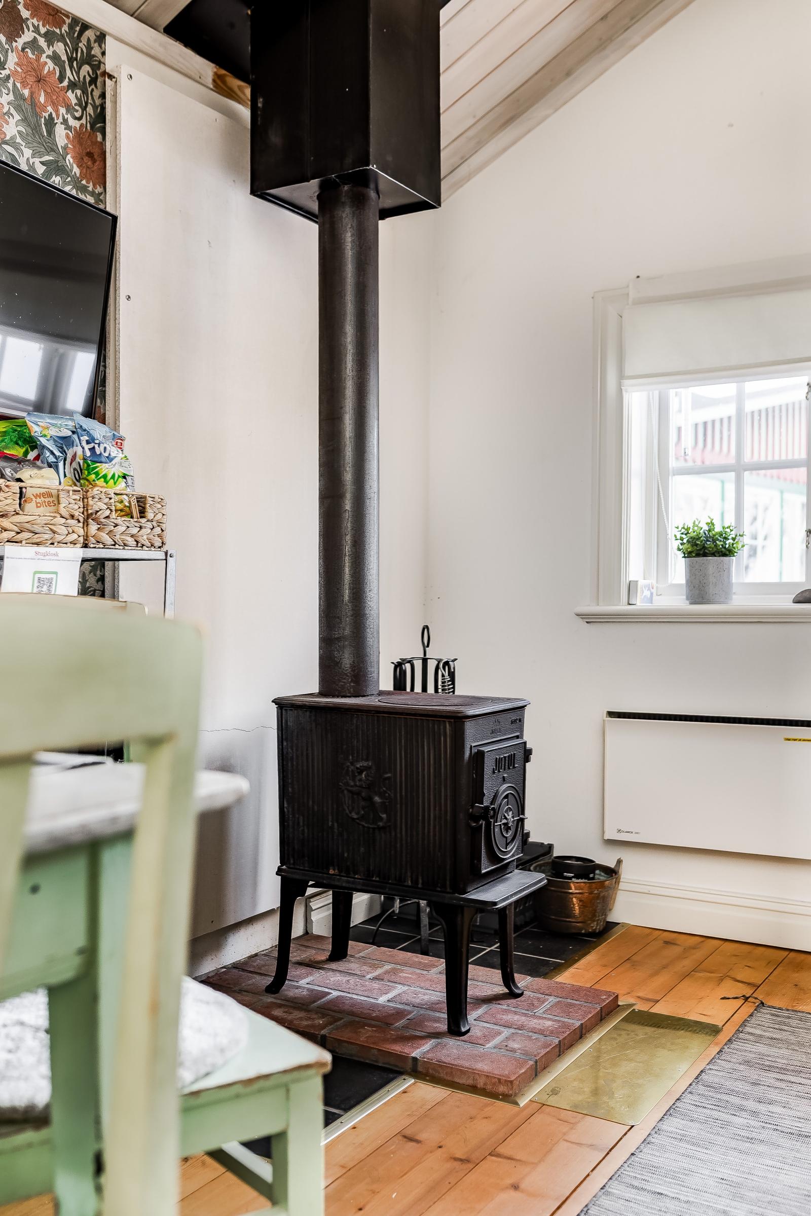 Gästhus - eldningsbar kamin i allrum