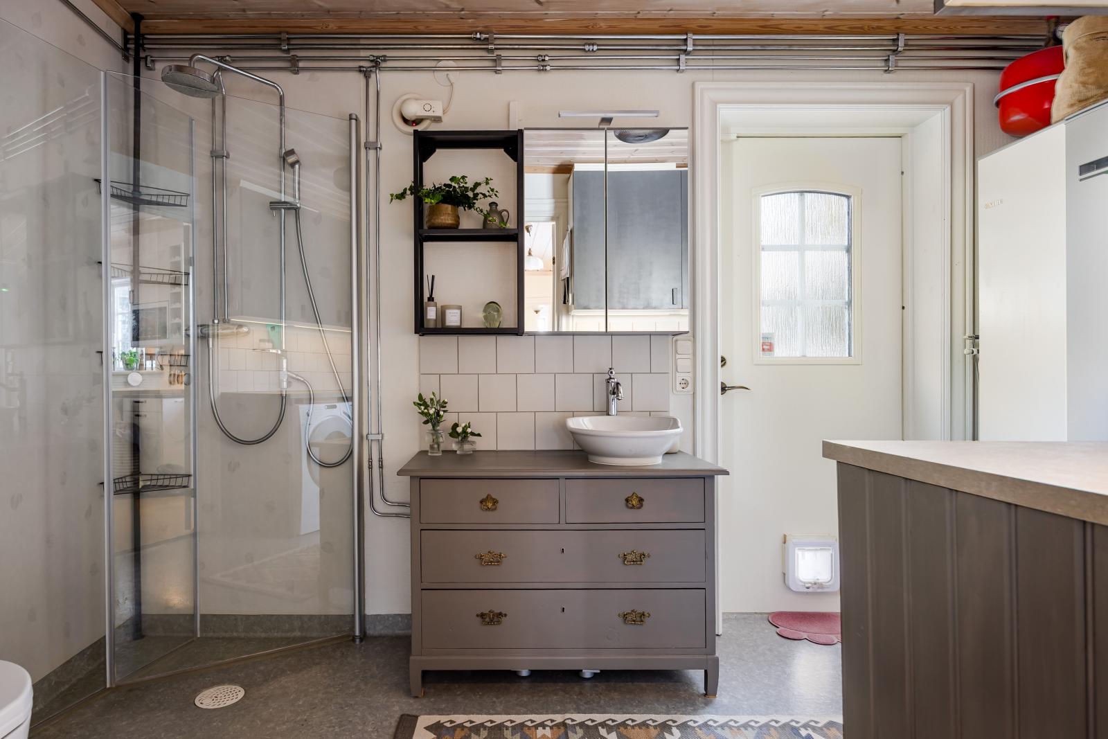 Badrum 1 med dusch på entréplan