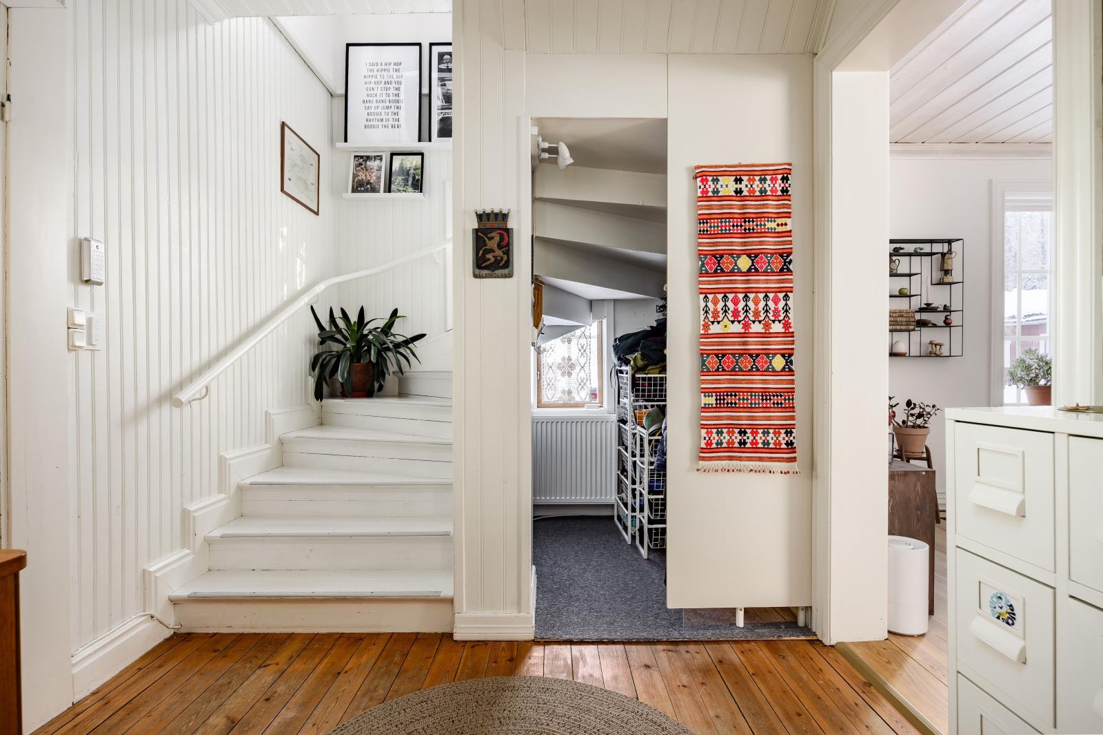 Hall med förvaring under trapp