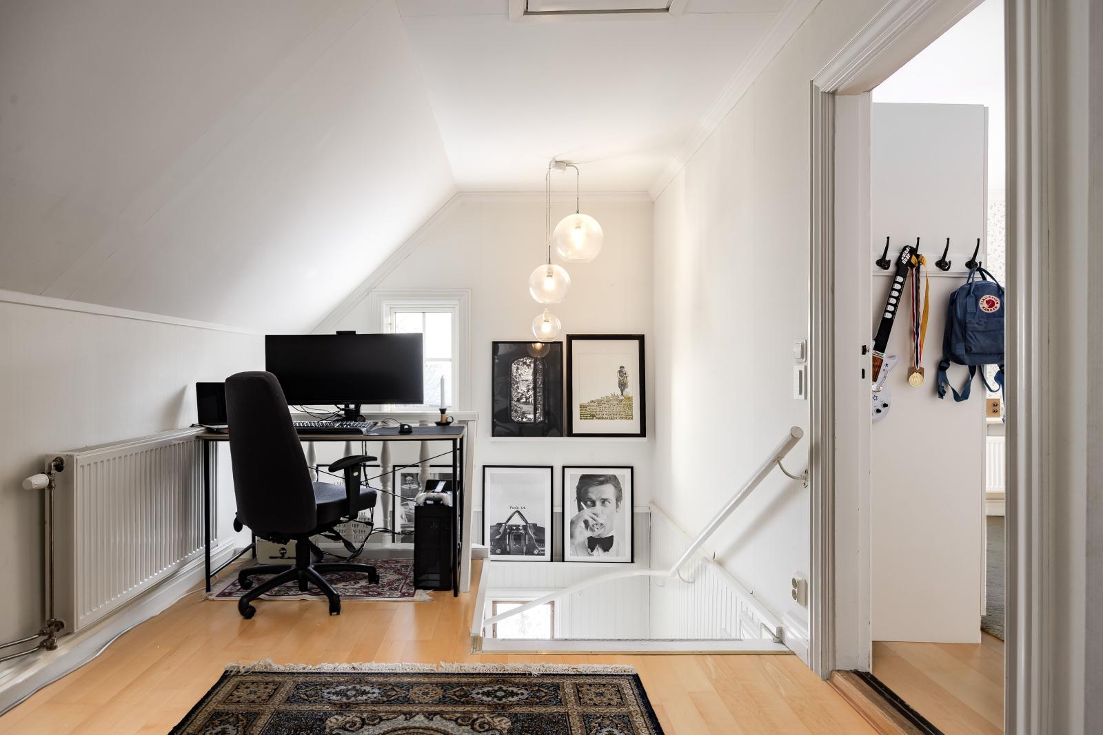 Kontorsdel i genomgångsrum på övre plan