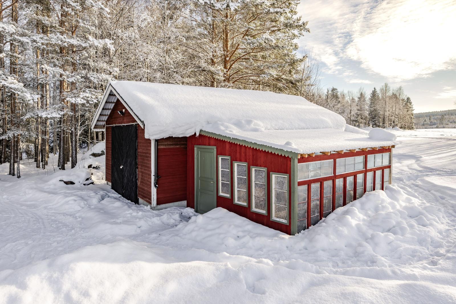 Garage/förråd med vidbyggt växthus/orangeri