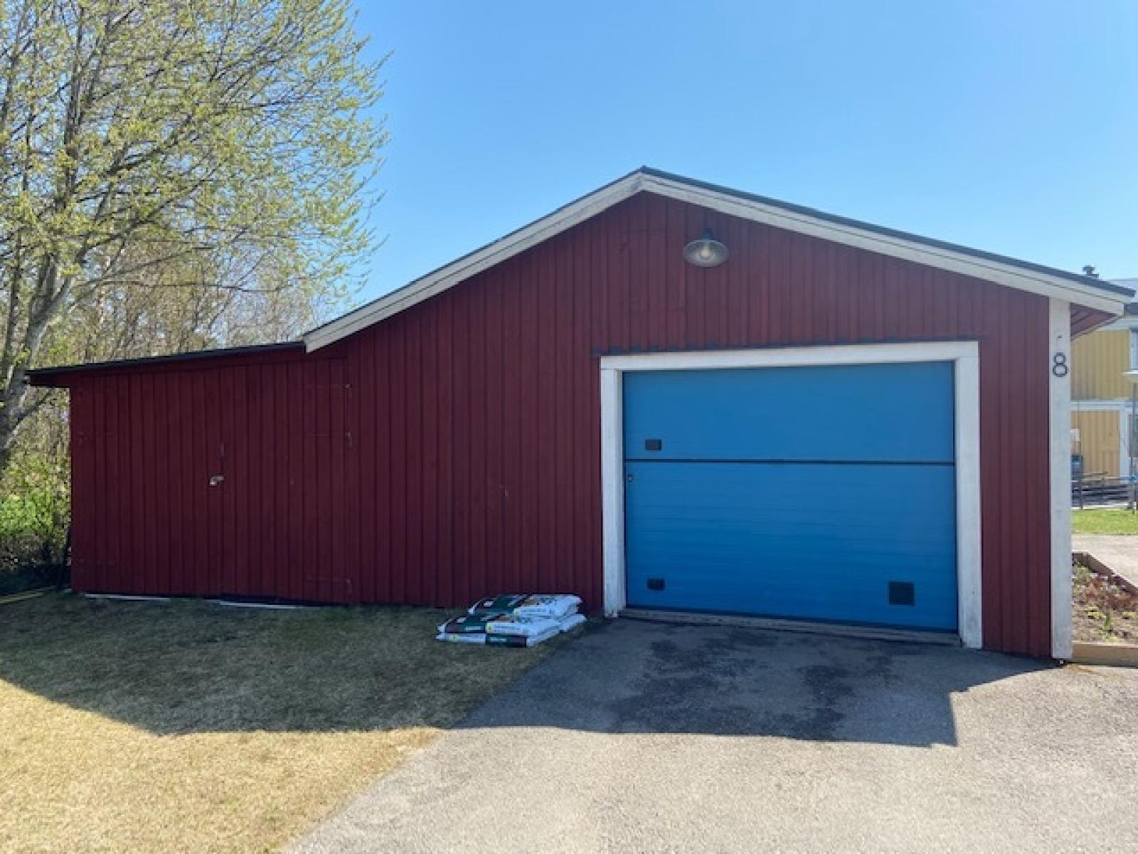 Garage med förrådsdel