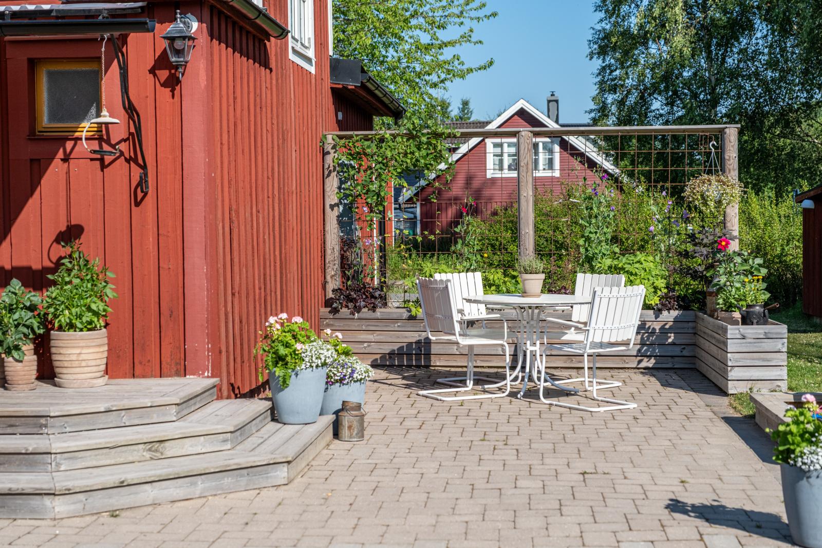 Stenlagd entré med uteplats