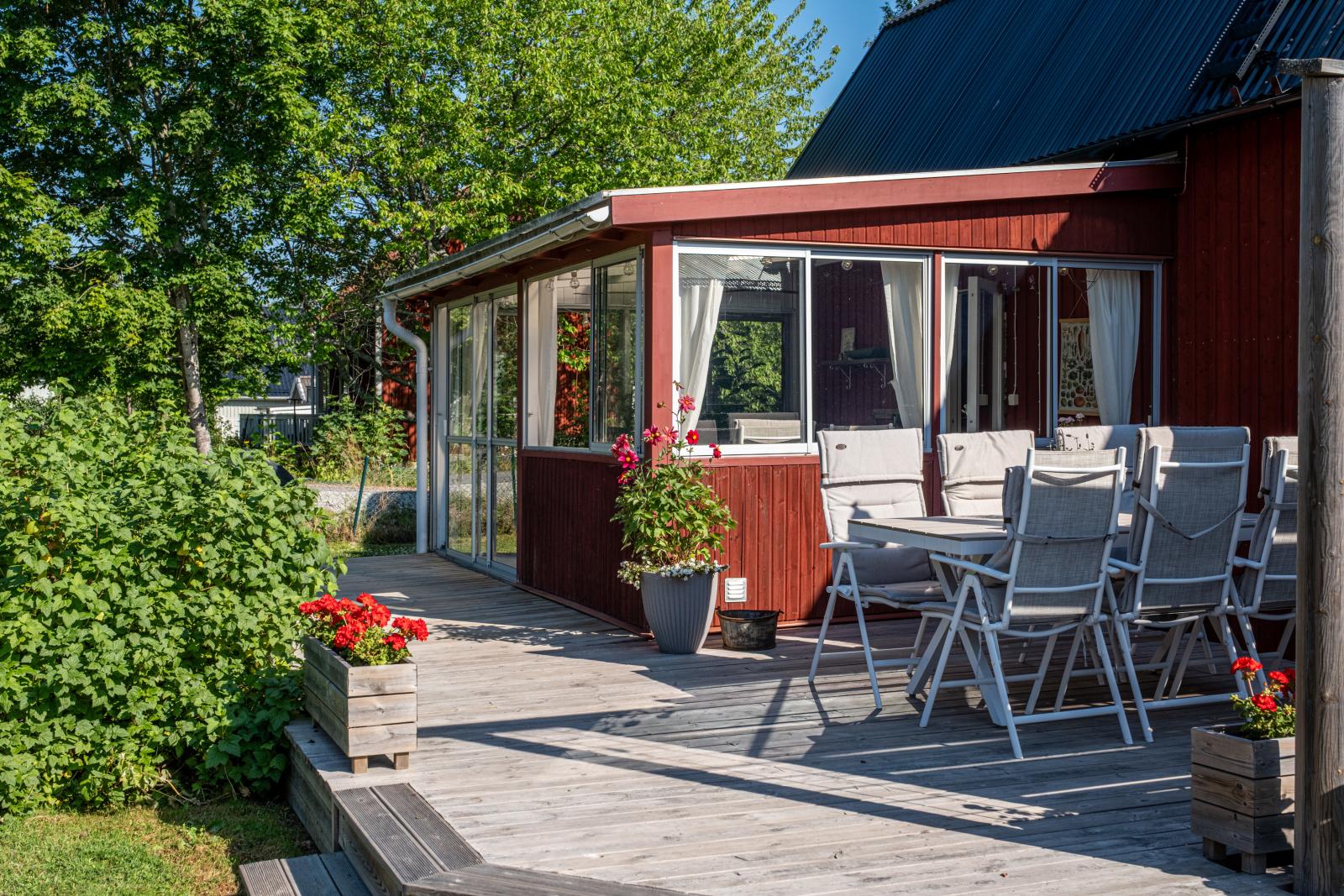 Inglasad altan och generösa uteplatser