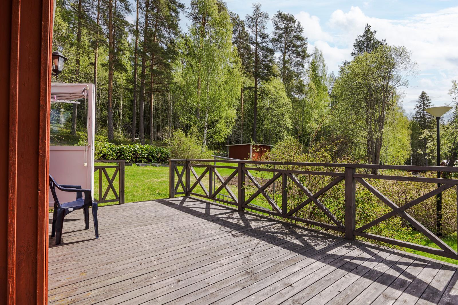Stor altan delvis under tak