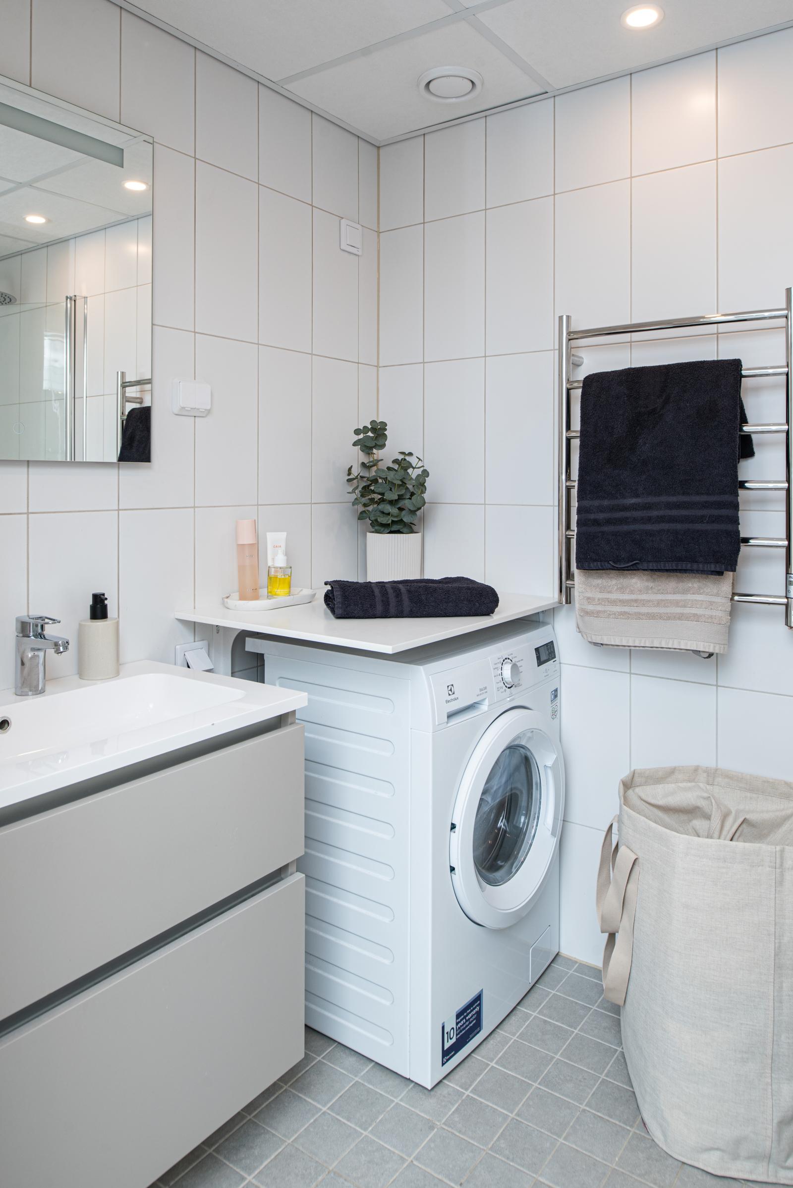 Badrum med tvättmaskin