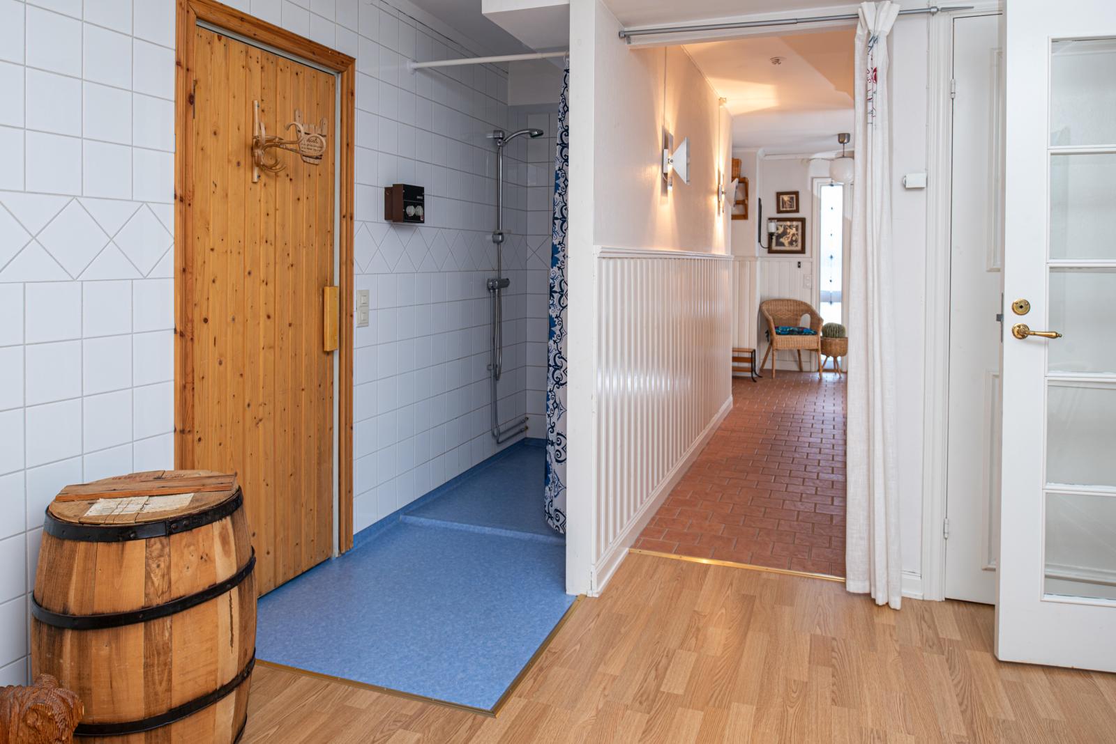 Inre hall/lounge vid bastu