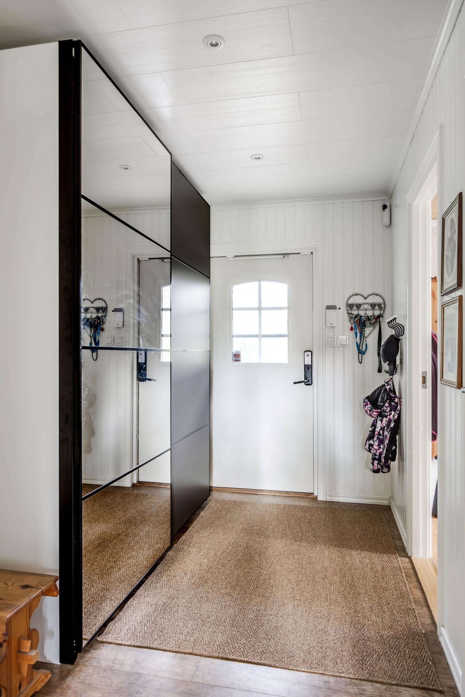 Hall med garderober (ingår) 