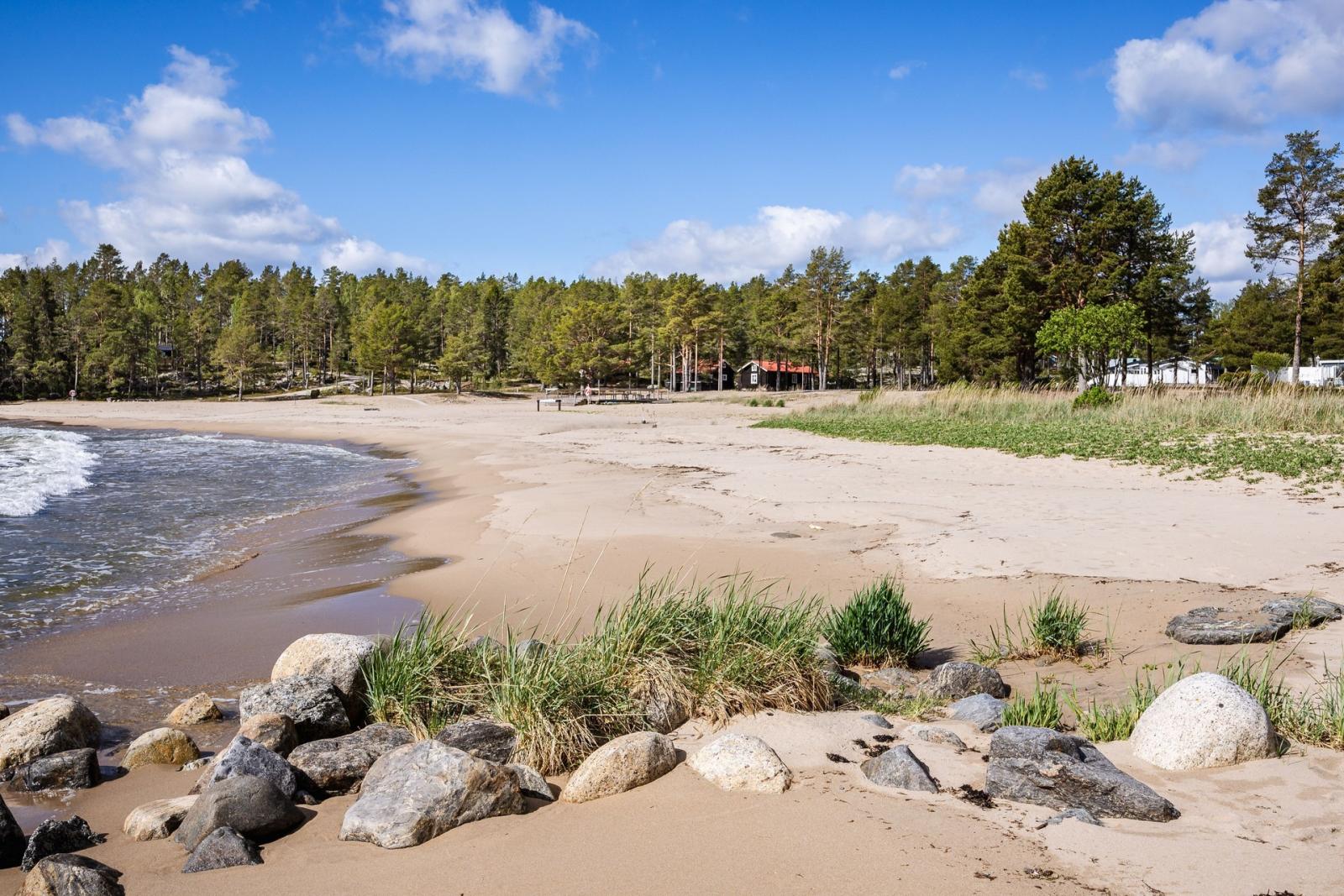 Stranden strax intill