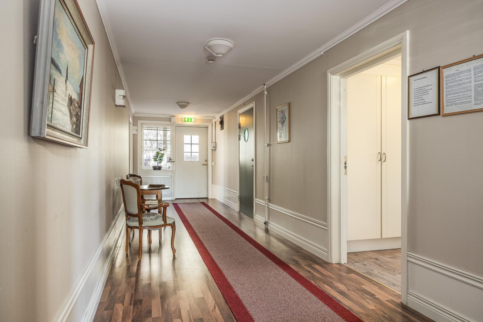 Korridor och entrédörr till Spa/relax