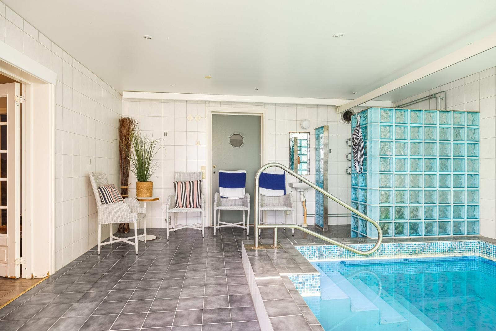 Spa avdelning med pool och stor dusch