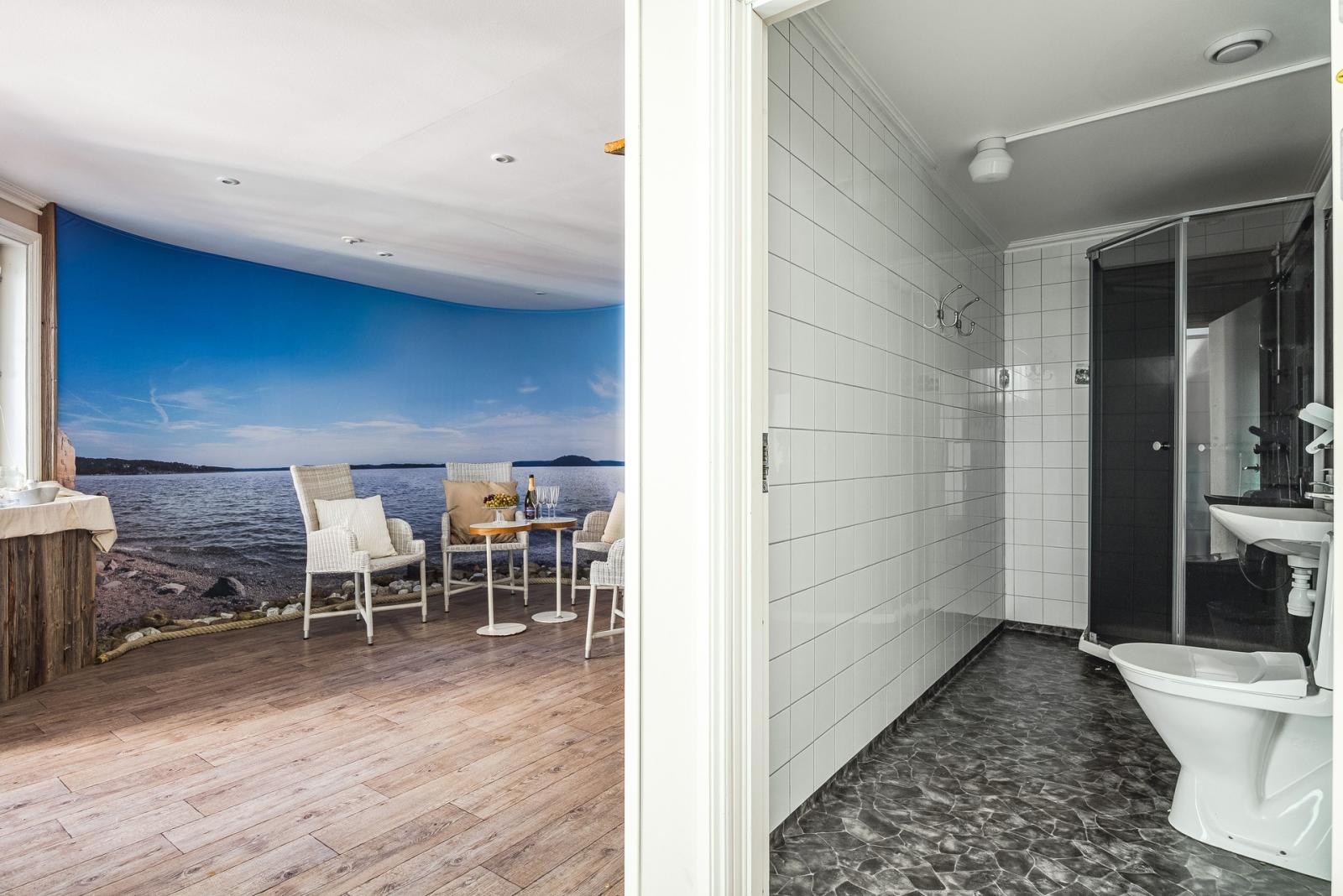 Stort badrum finns i relaxdelen intill spa