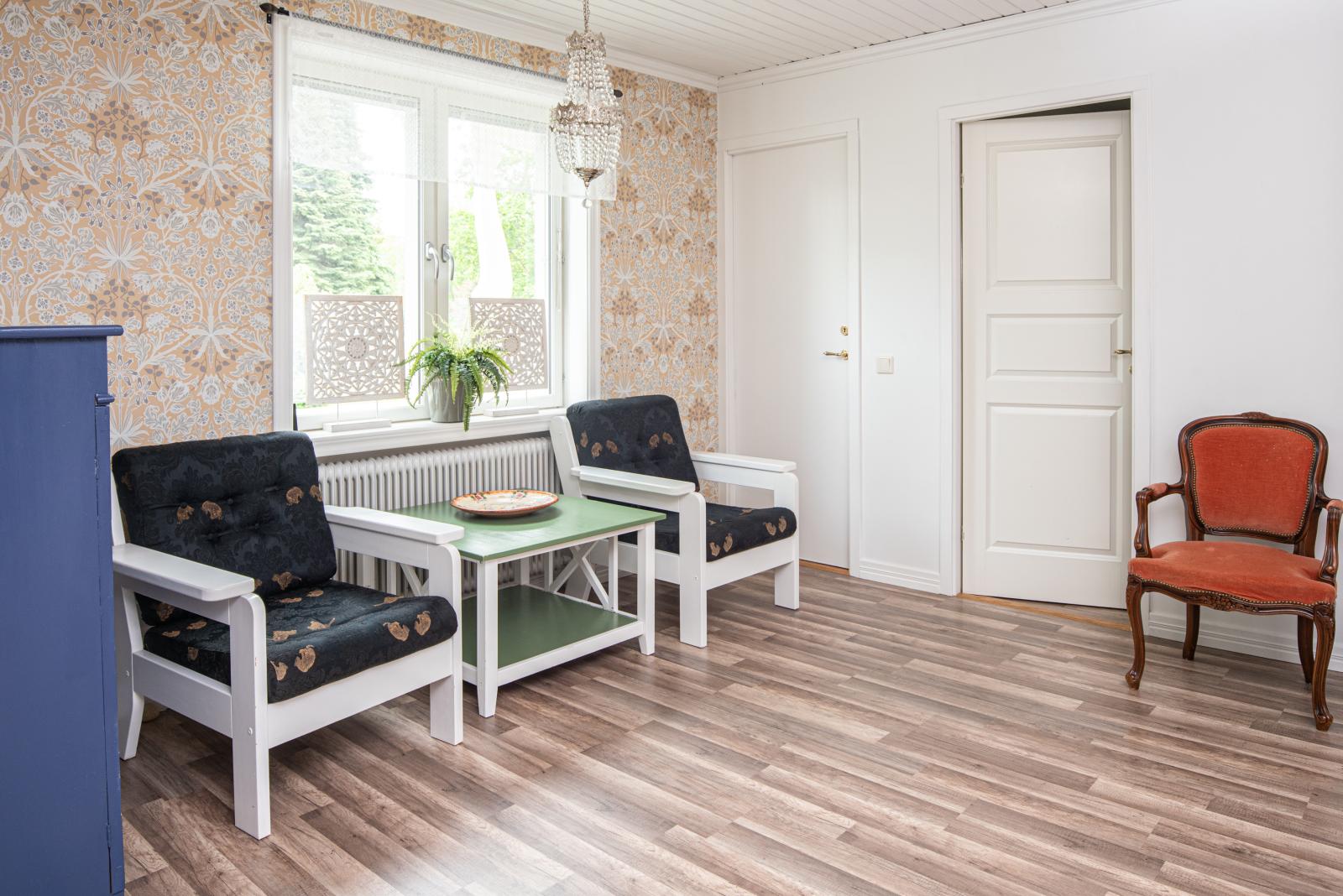 rymlig möblerbar hall knyter ihop rummen på nedre planet