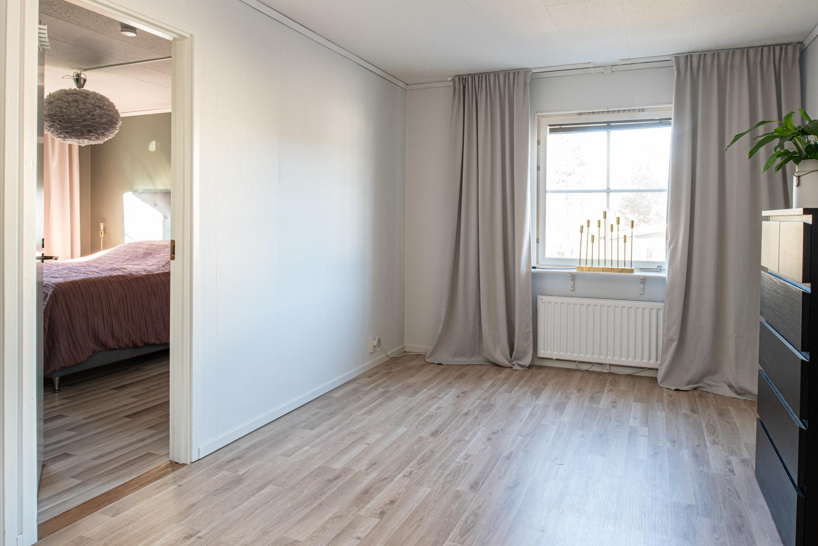 Möblerbar hall på övre plan (går att dela av till ytterligare sovrum)