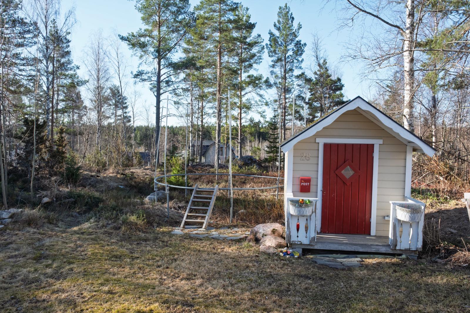 Lekstuga vid skogskanten