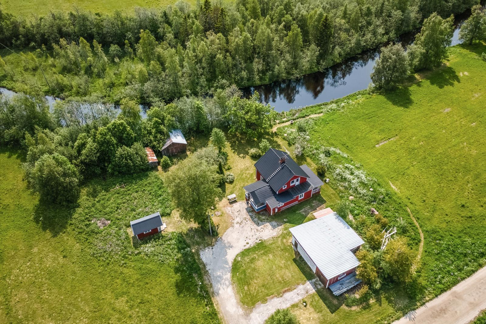 Husta 946 ligger vackert vid Gnarpsån
