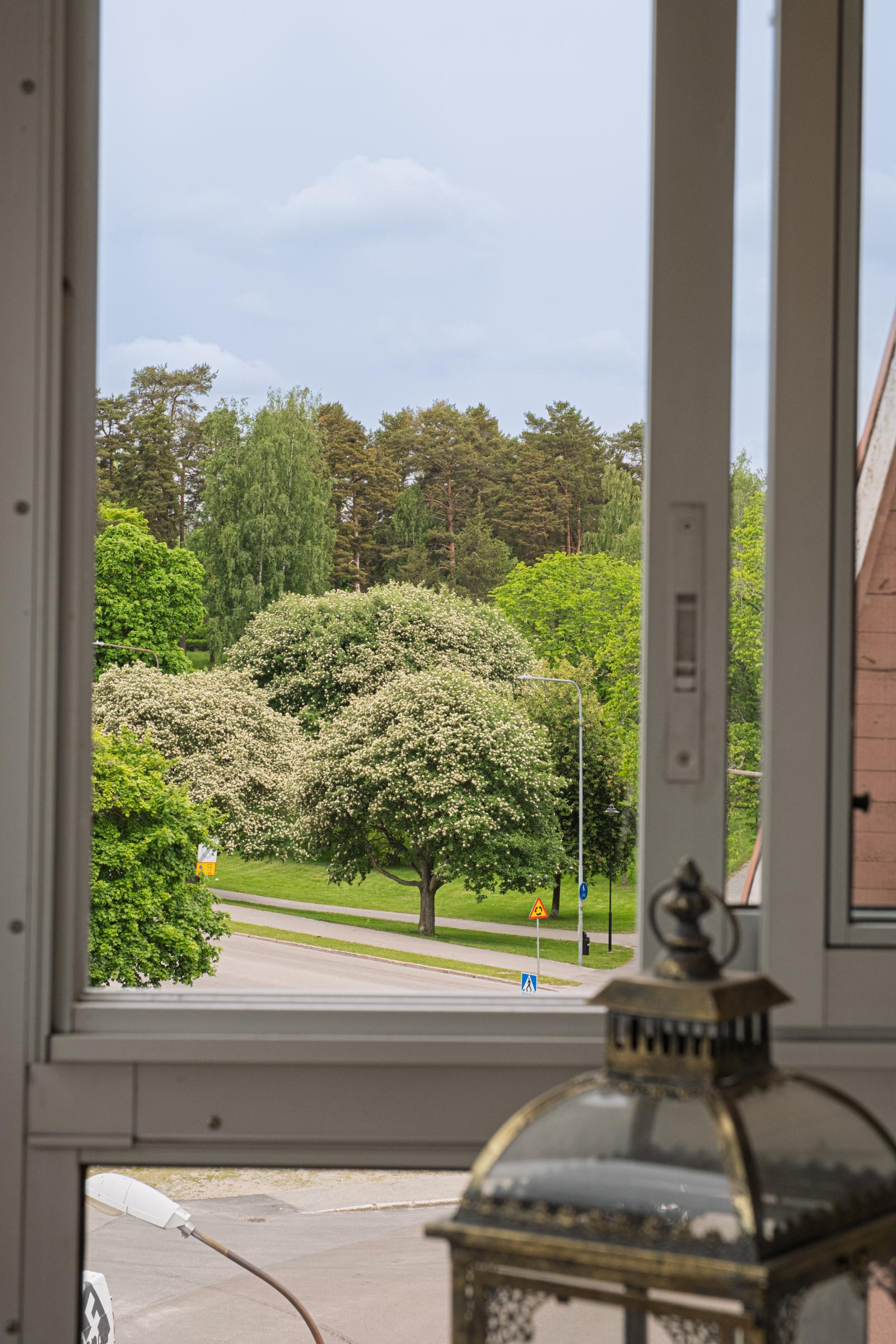 På balkongen