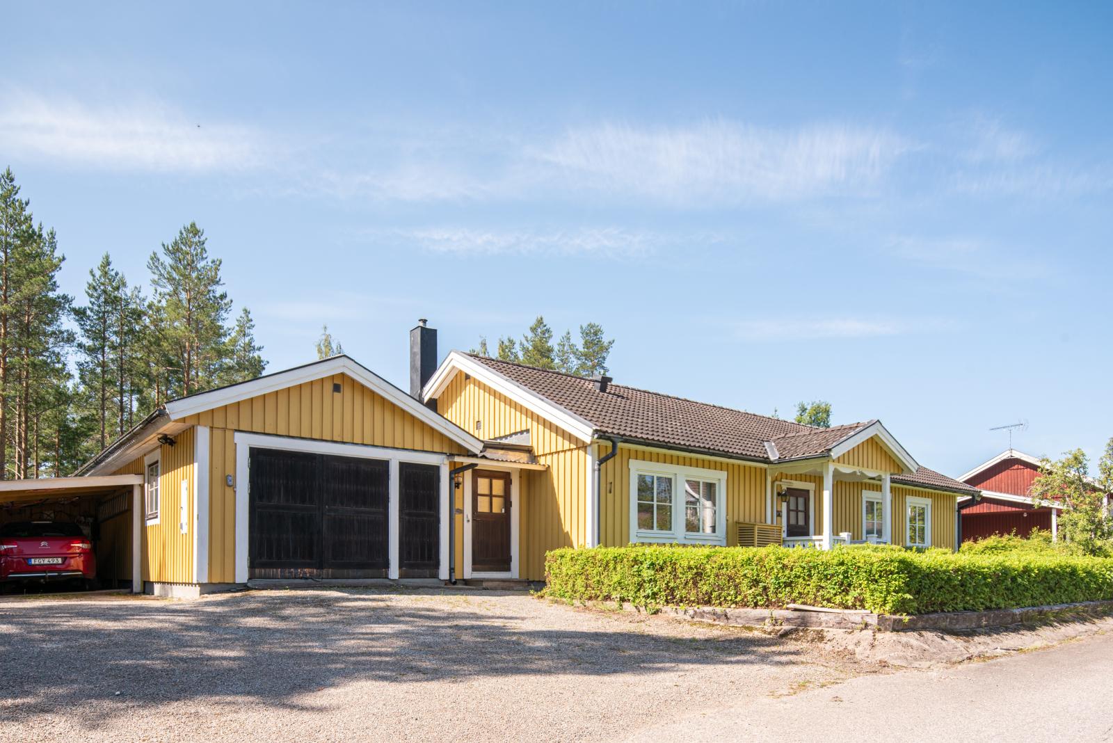 Med carport och garage