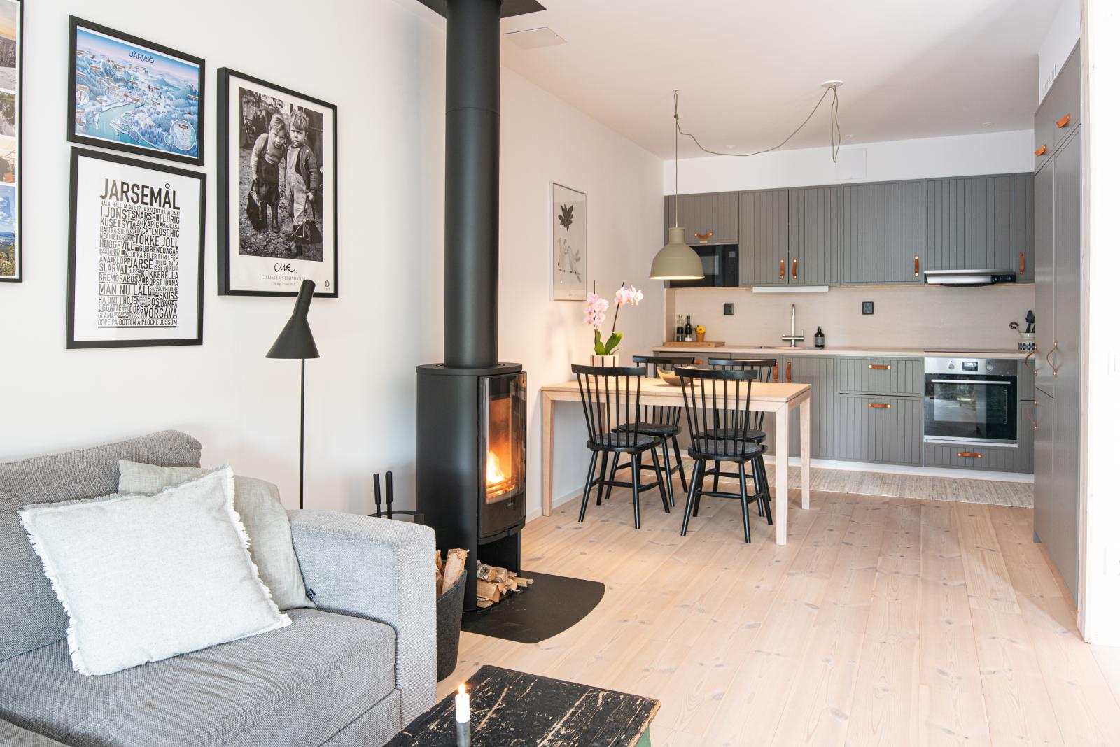Stilren, varm och modern interiör